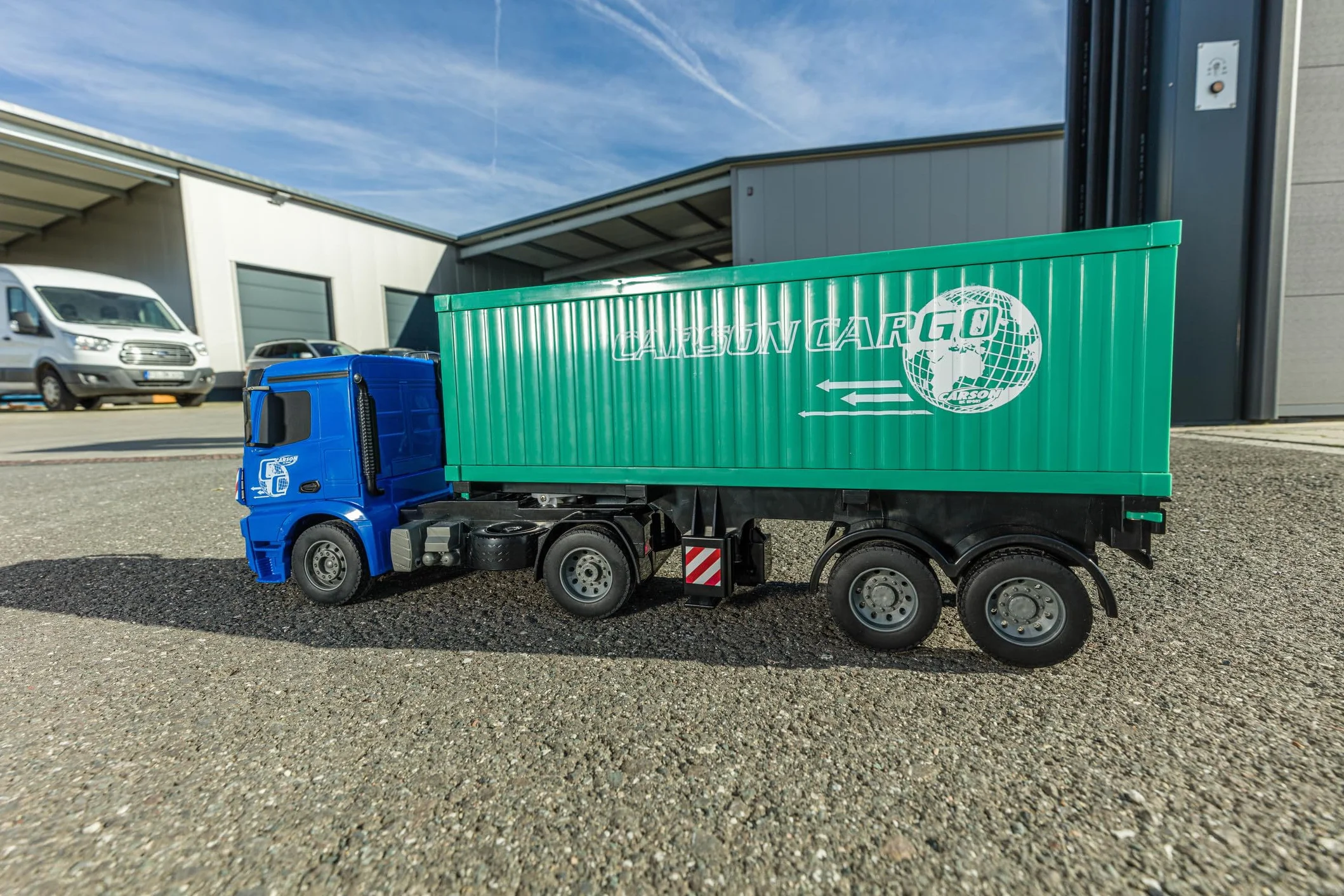 Carson 500907671 1:20 MB Arocs z kontenerem 100% RTR - Pojazd sterowany radiowo, ciężarówka z funkcjami dźwięku i światła, baterie i sterowanie radiowe, 30 minut jazdy