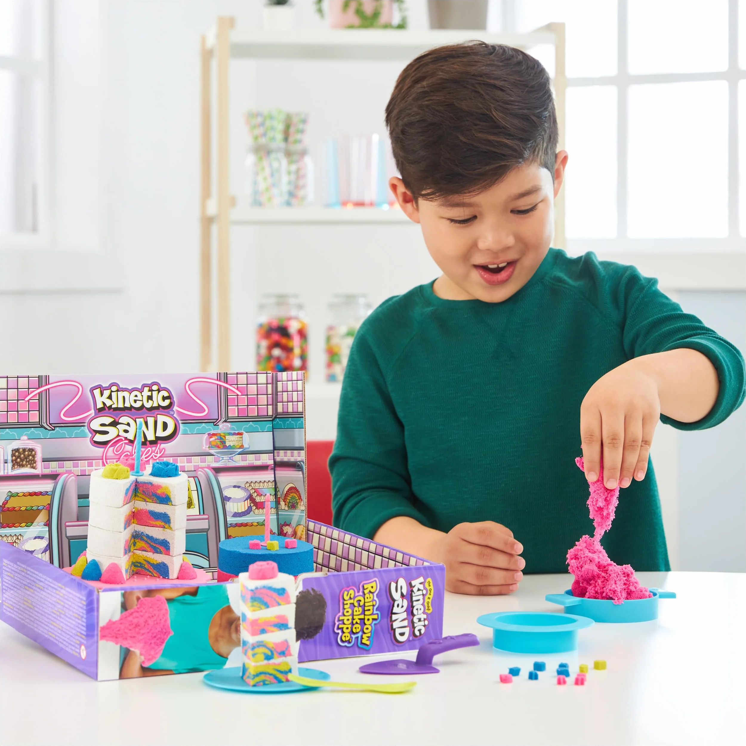 Kinetic Sand MAGICZNY Piasek - Rainbow Cake SHOPPE - 680g żółtego, różowego, niebieskiego i białego piasku waniliowego - zestaw rękodzieła dla dzieci zabawki sensoryczne - 6068029 - Zabawki dla dzieci