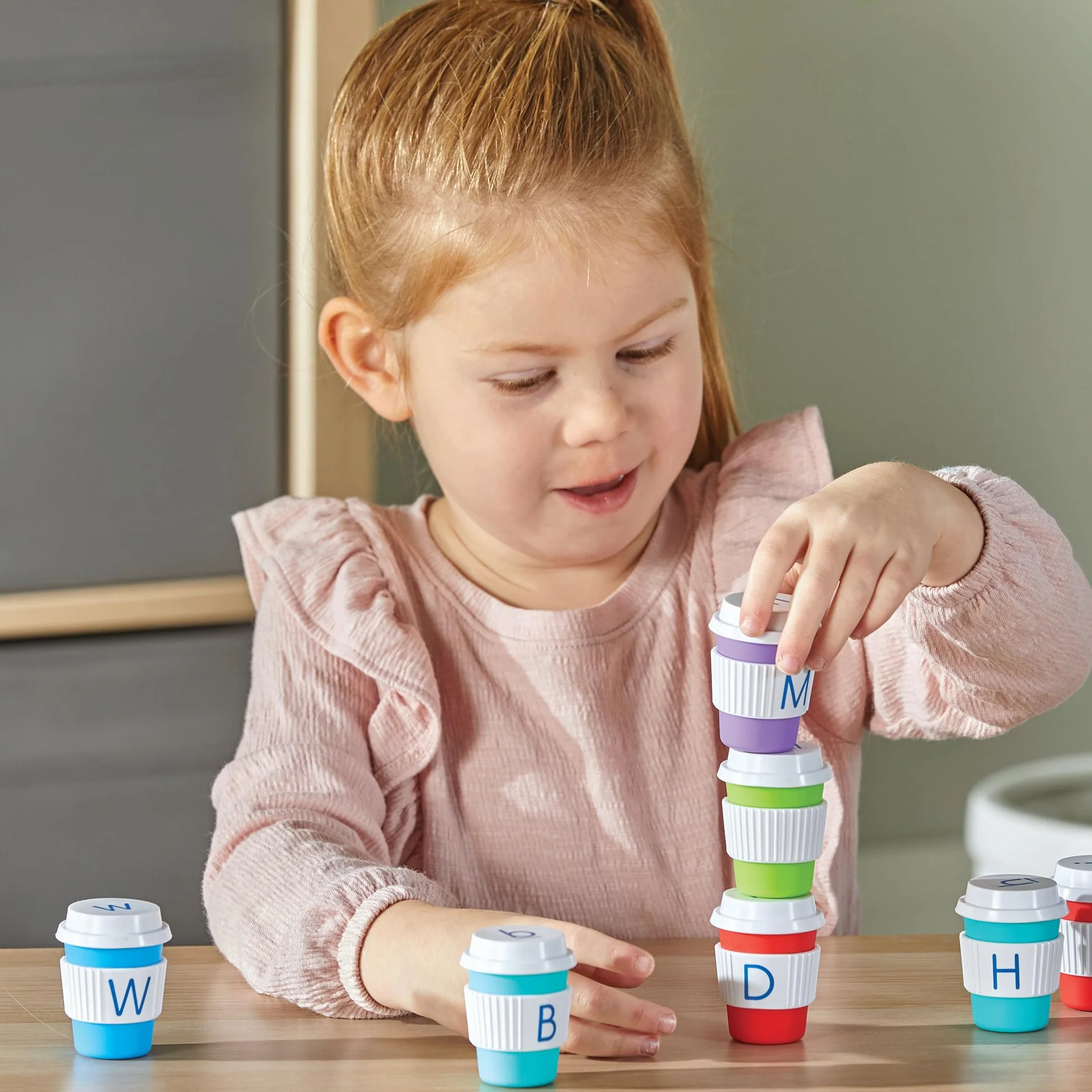 Learning Resources Alphabet Coffee Cups kubki z alfabetem zabawka do rozpoznawania liter i dopasowywania dla dzieci od 3 do 8 lat