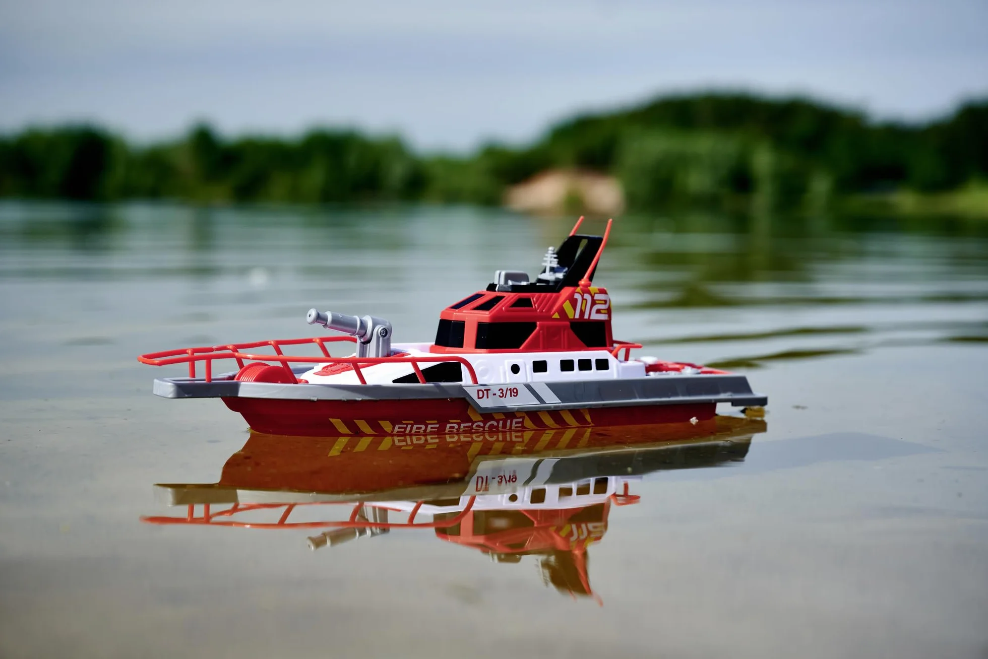 Dickie Toys Łódź Zdalnie Sterowana, Motorówka Straż pożarna 38 cm, wodoszczelna, prędkość 3 km/h, rozpylanie wody, zabawka wodna zdalne sterowanie łódką na basenie, nad jezioro, dla dzieci od 6 lat