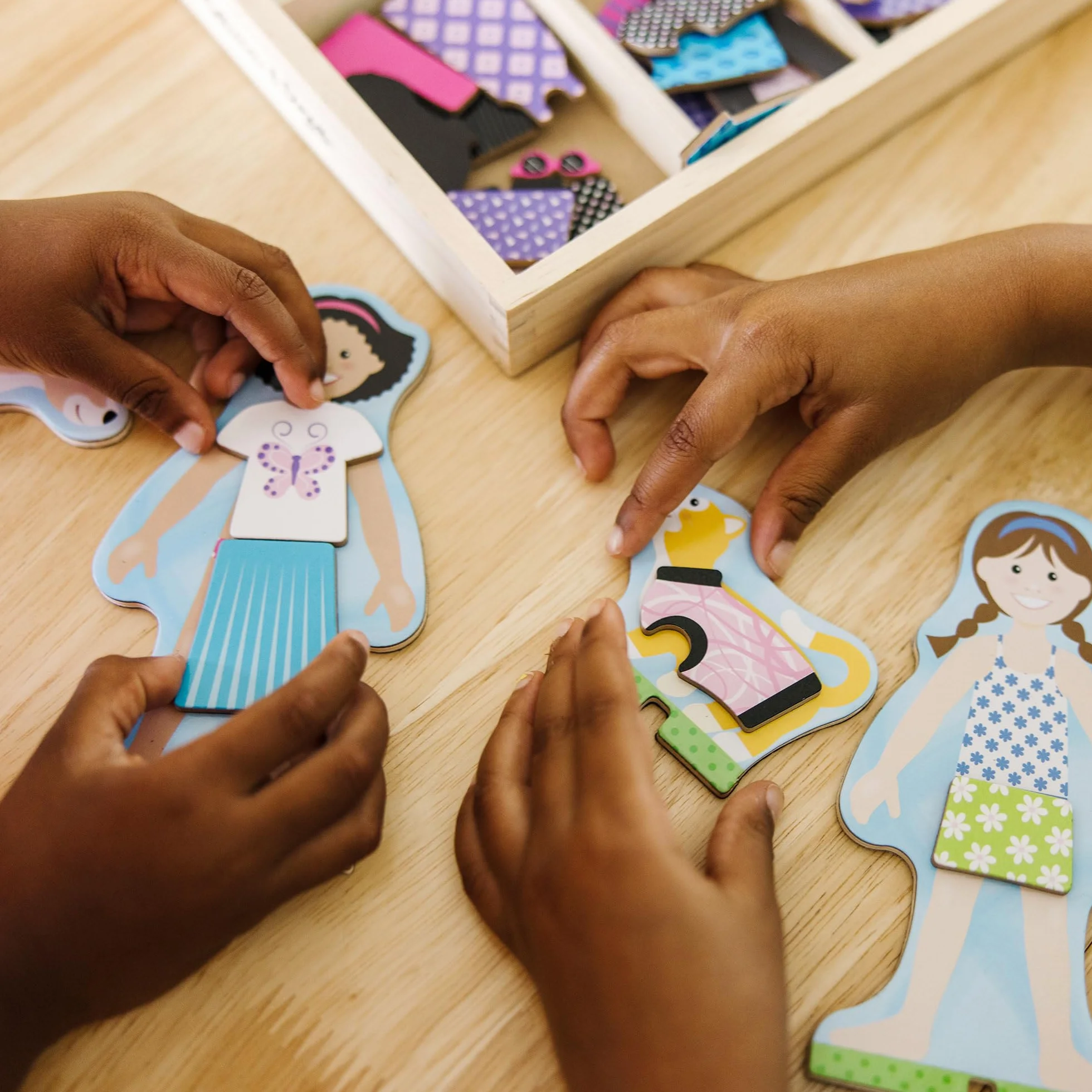 Melissa & Doug Magnetyczne Przebieranki Drewniane Laleczki Zestaw 78 Elementów