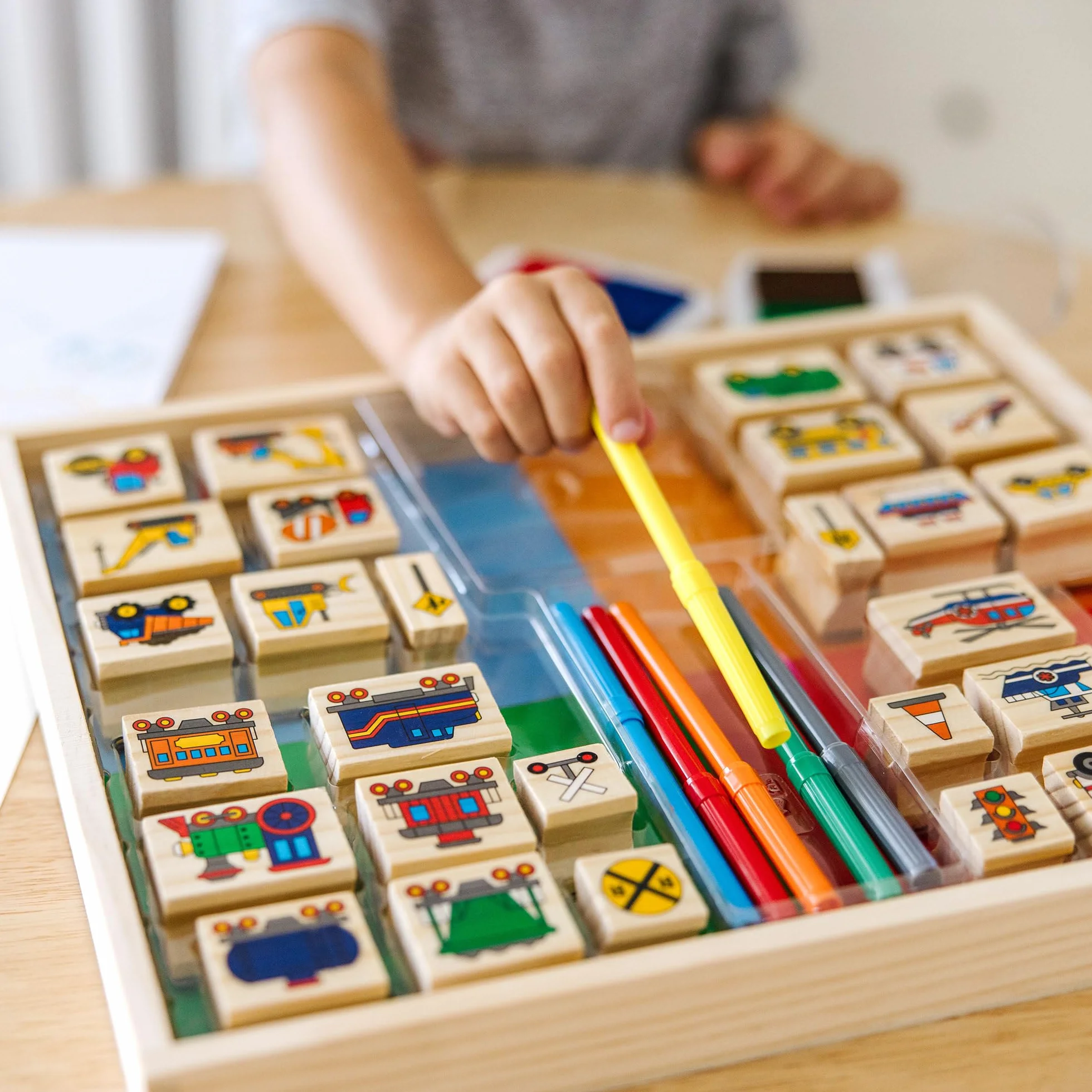 Melissa & Doug 41901 Zestaw drewnianych pieczątek Deluxe - Pojazdy | Sztuka i rzemiosło | 3+ | Prezent dla chłopca lub dziewczynki