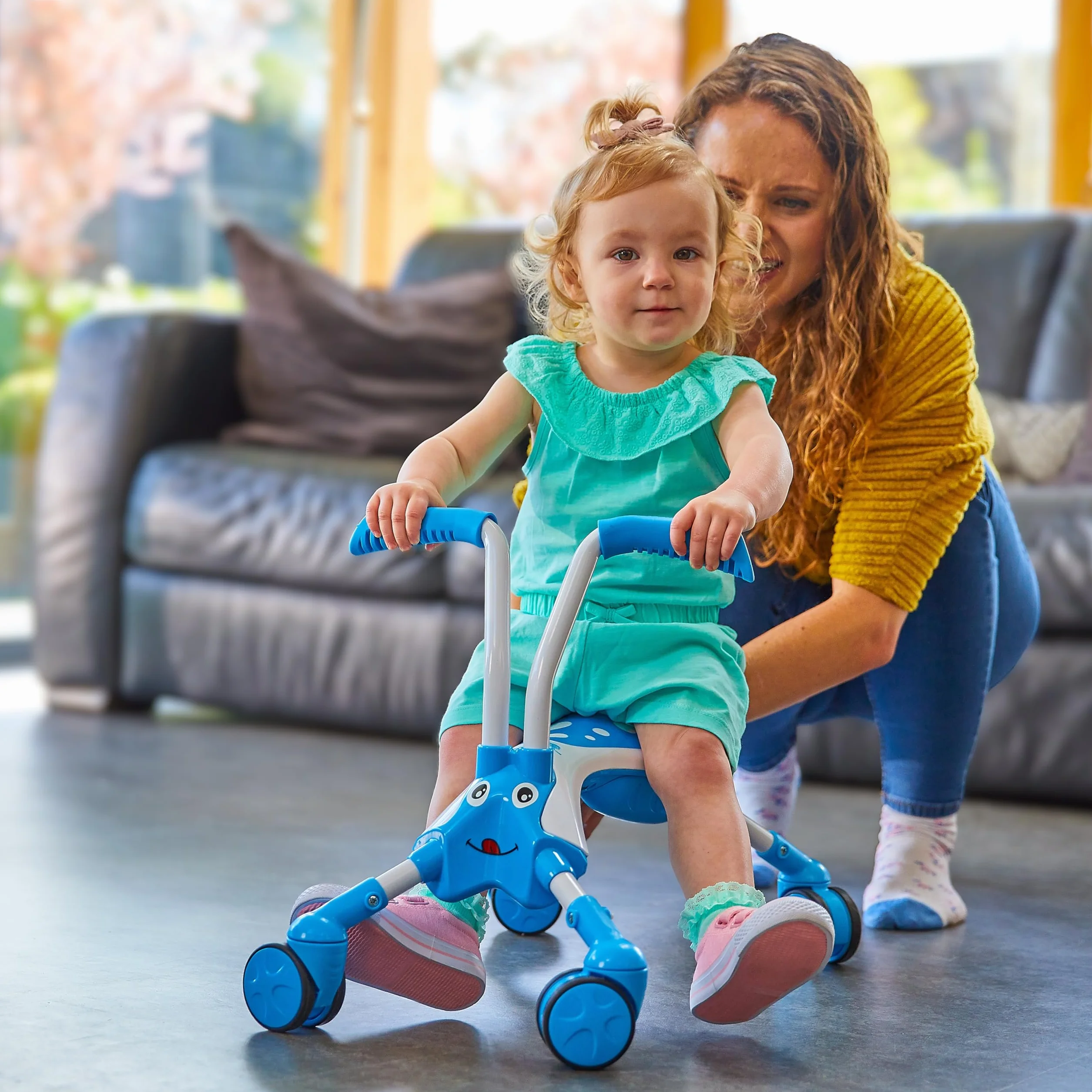 TP Toys Scramblebug Tide 4 koła - suwmiarka składana 360° - ciche kółka odporne na zarysowania - mobilność wewnątrz i na zewnątrz - od 12 miesięcy - niebiesko-biała konstrukcja owadów