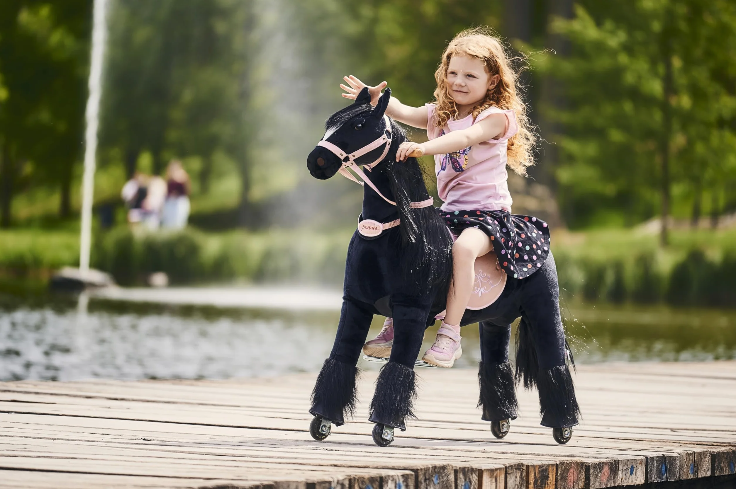 Ponnie - Ebony dziecięcy koń jeździecki, 5-12 lat, mechaniczny duży koń fryzyjski na kółkach, zdejmowane siodełko, Combable Mane, regulowane podnóżki