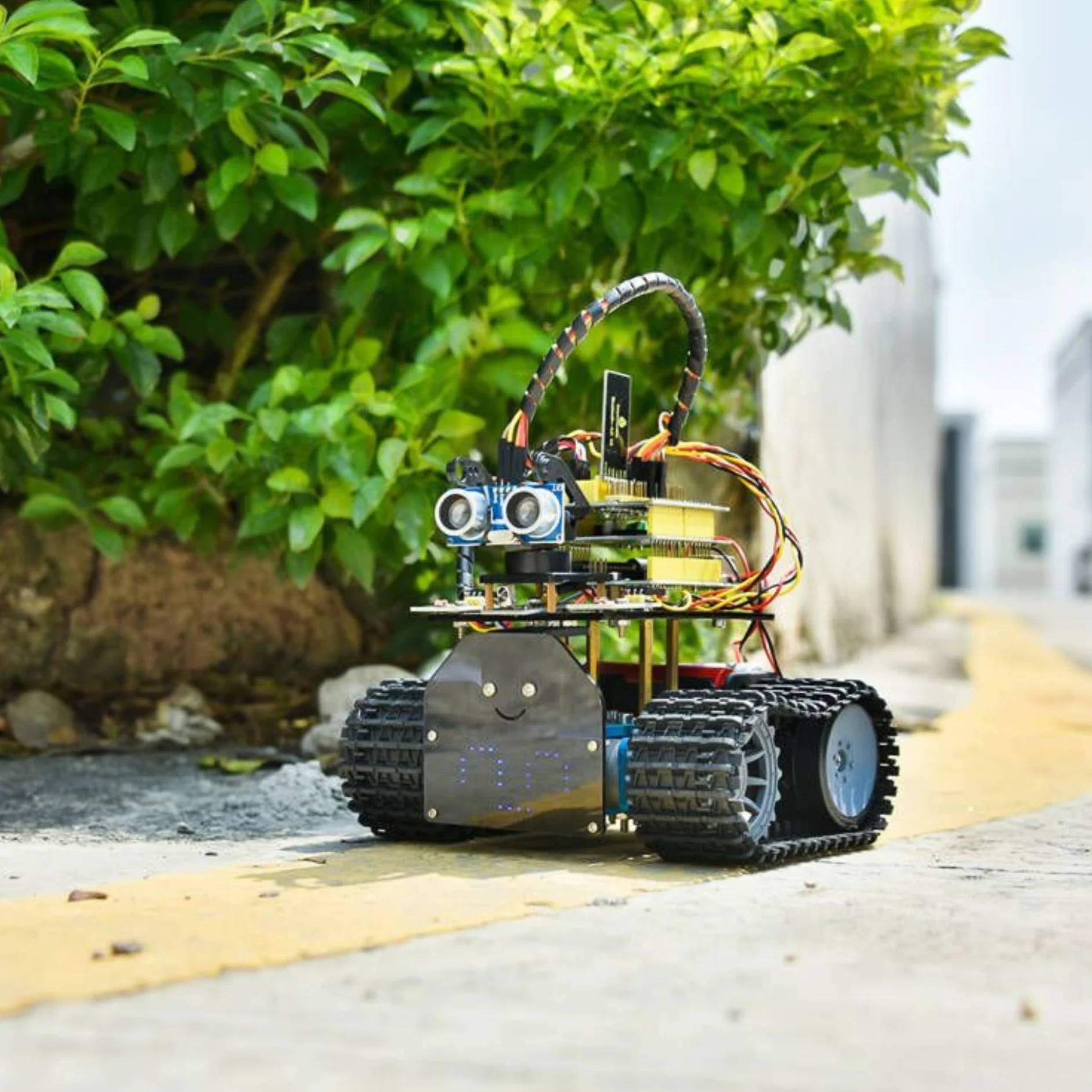 KEYESTUDIO Smart Robot Car Kit zestaw kompatybilny z Arduino IDE elektronika z mikrokontrolerem, moduł śledzenia linii, czujnik ultradźwiękowy, moduł Bluetooth, robot do zabawy dla dzieci