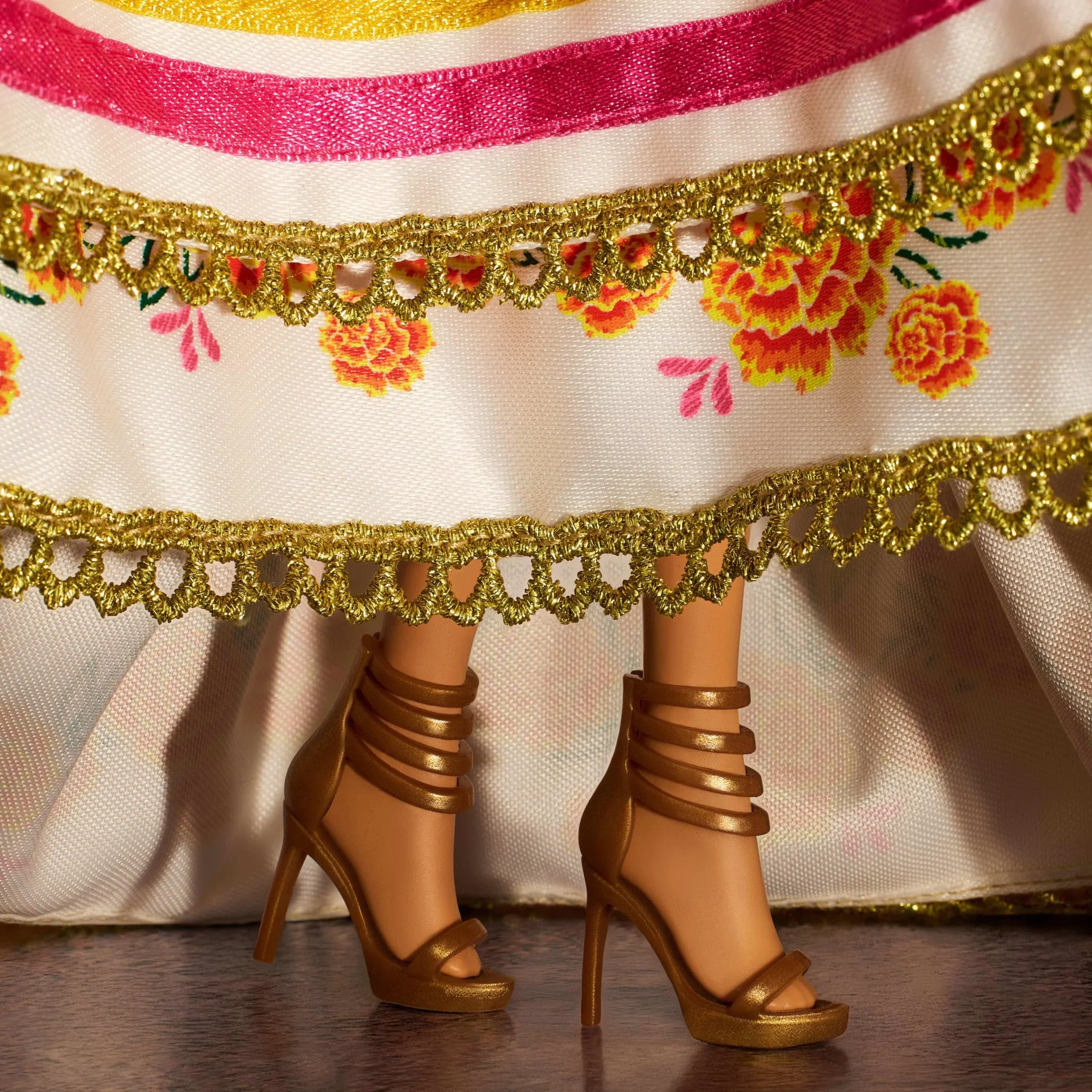 Barbie Signature Lalka Día De Muertos 2025 Kolekcjonerska lalka, kremowa suknia z detalami takimi jak falbanki, aksamitki i naszyte wstążki, kwiatowa korona i charakterystyczny makijaż czaszki, JBJ05