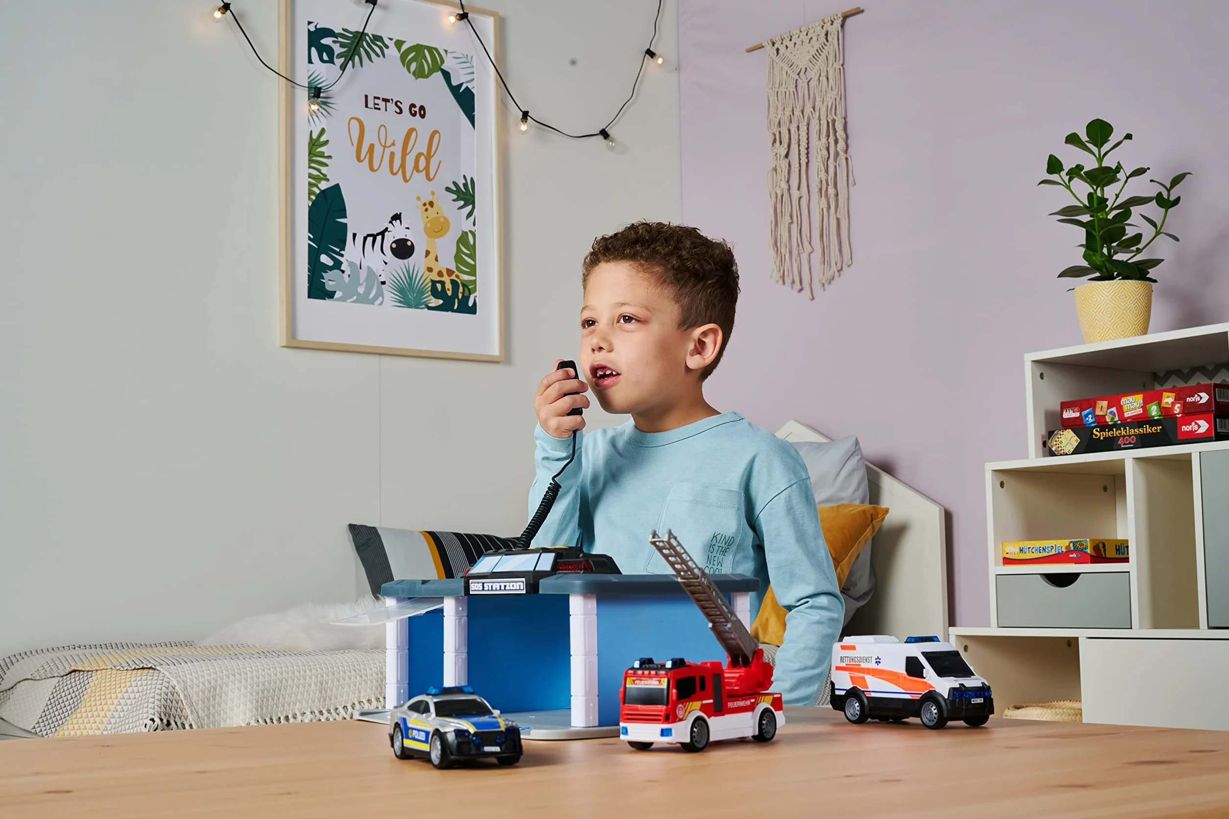 Dickie Toys SOS stacja ratunkowa z policją, straż pożarna i karetką pogotowia, stacja z oświetleniem i dźwiękiem, mikrofon z funkcją głośnika, brama do otwierania, w zestawie baterie, 31 x 22 x 16 cm,