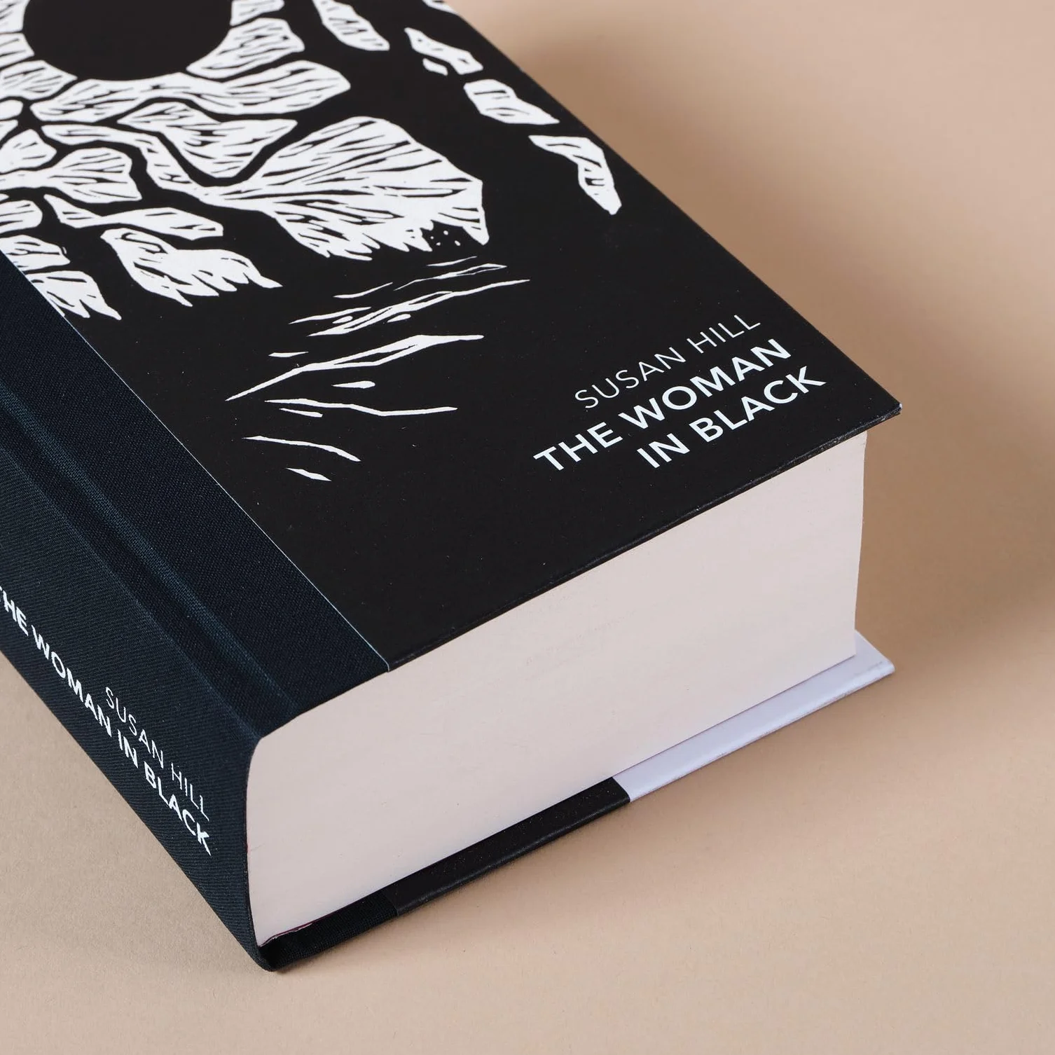 The Woman in Black and Other Ghost Stories: The definitive Gothic classic ghost story and four further haunting tales