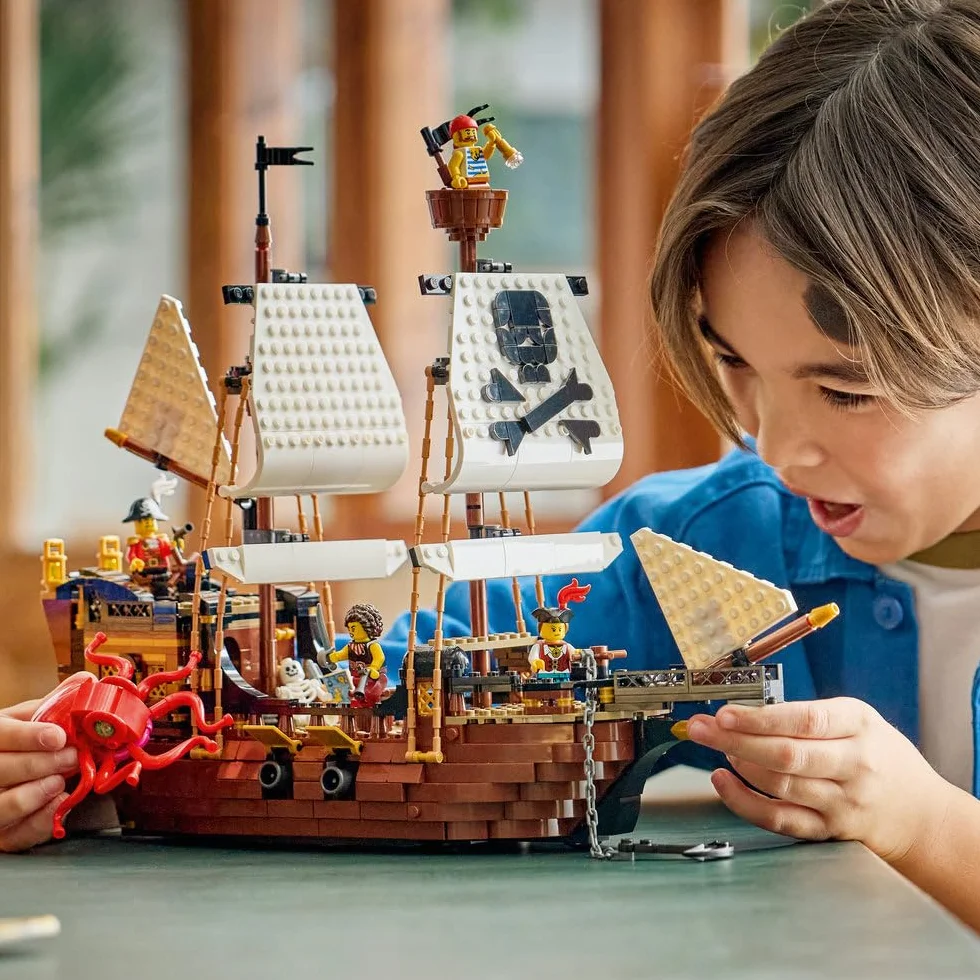 LEGO Creator 3 w 1 Legendarny statek piracki, zabawka konstrukcyjna dla chłopca lub dziewczynki, możliwość przebudowania na zamek lub bliźniacze statki, prezent dla dzieci w wieku od 9 lat 31387
