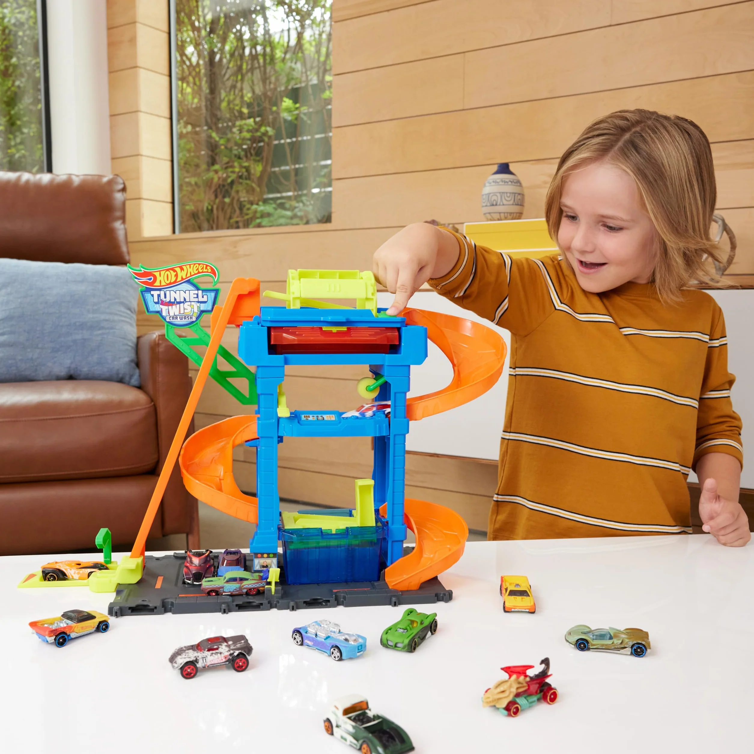 Hot Wheels City „Let's Race – Na start!” Netflix - Myjnia Odjazdowe zakręty Zestaw z 1 samochodzikiem Color Shifters w skali 1:64, HTN80