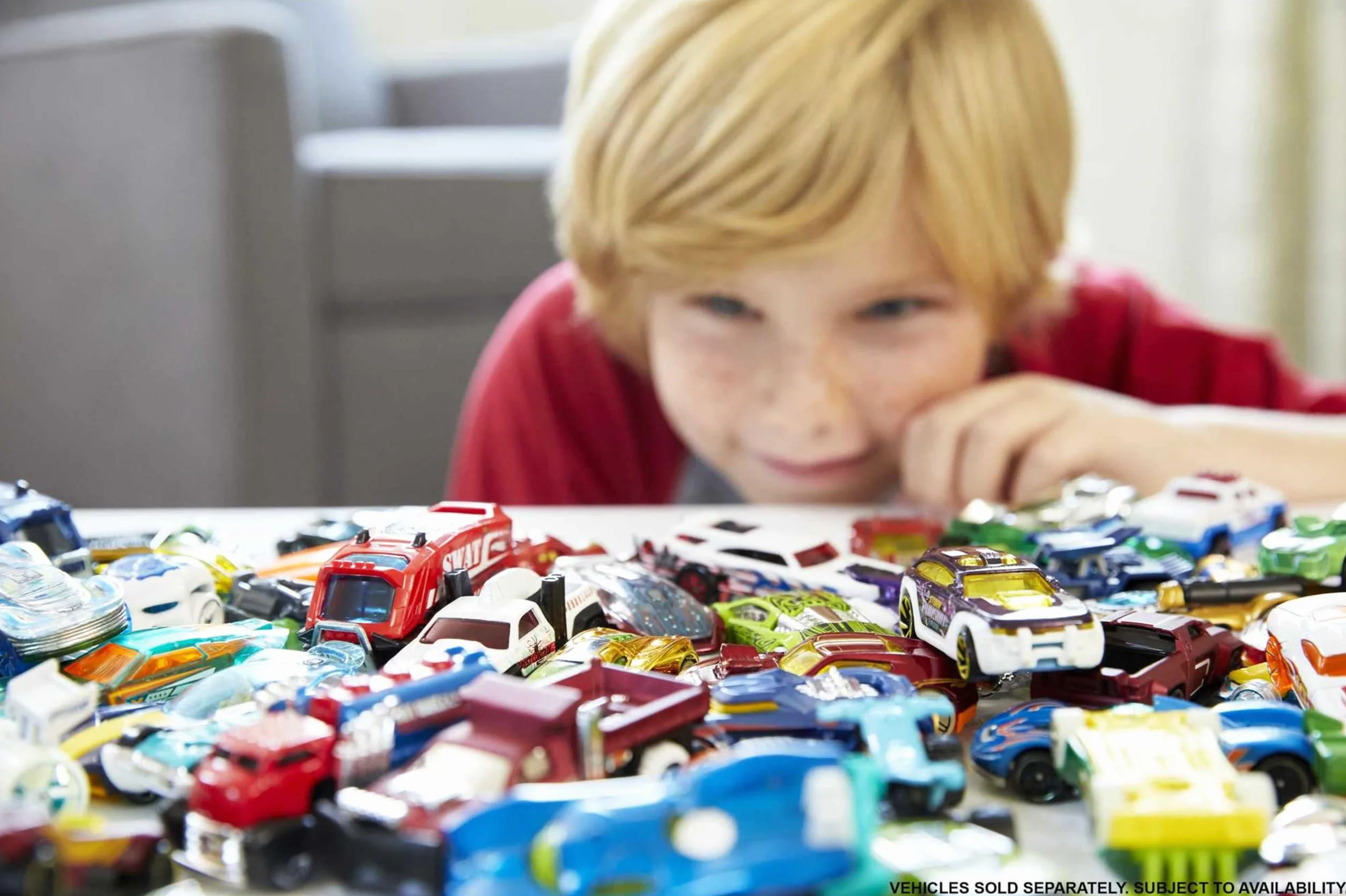 Hot Wheels Zestaw 8 podstawowych pojazdów w skali 1:64, w tym 1 wyjątkowy samochodzik, HPV78