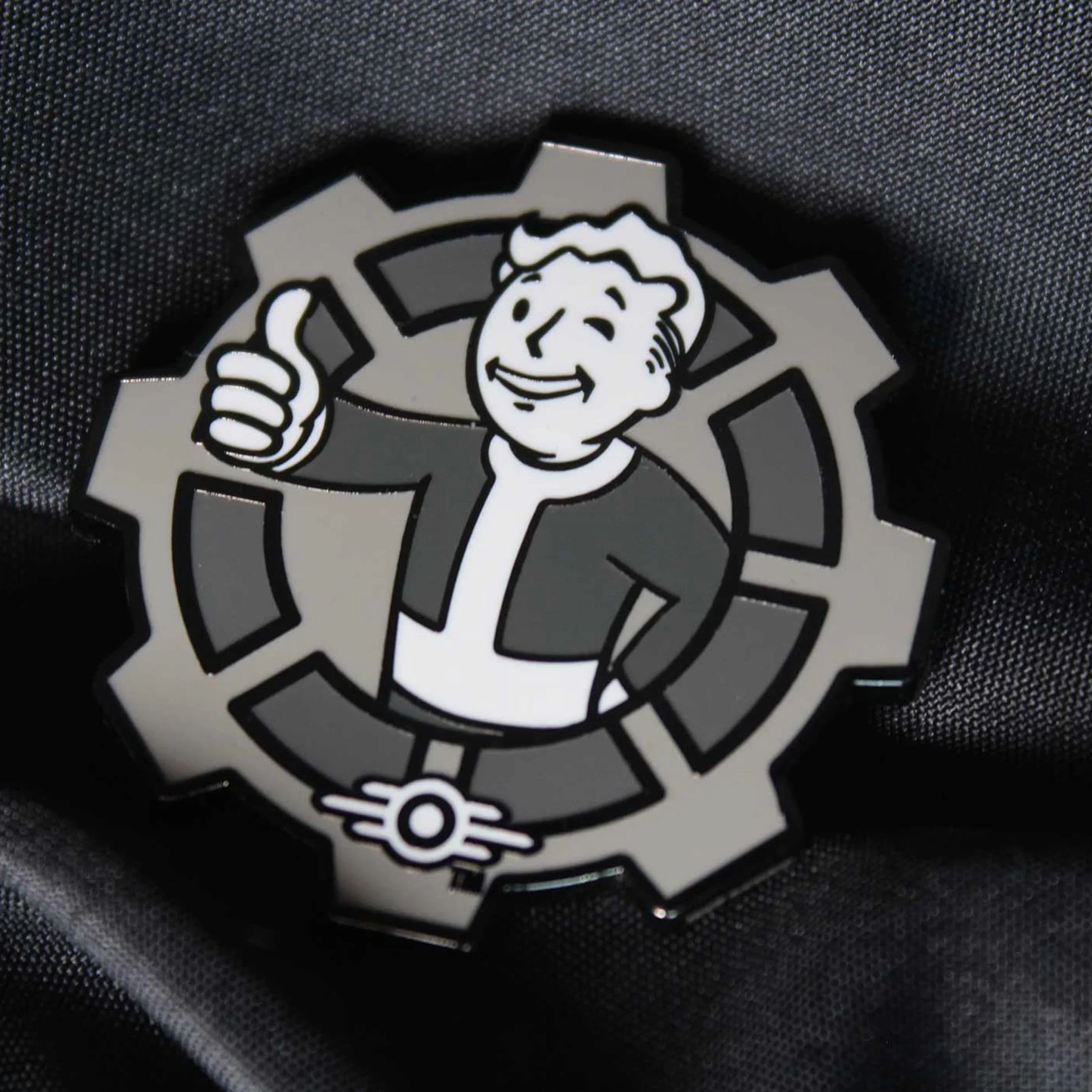 Fallout Black & White Limited Edition Collectible Decision Flip Coin - oficjalna metalowa moneta inspirowana Vault-Tec, postapokaliptyczna pamiątka dla graczy, prezent dla fanów i kolekcjonerów