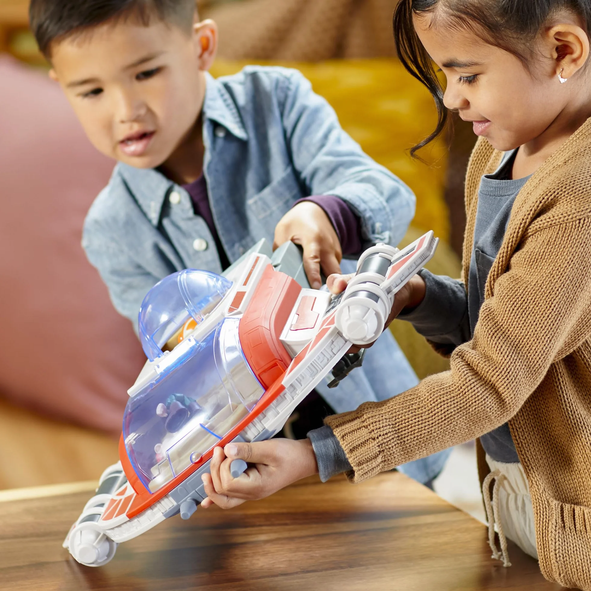Star Wars Hasbro The Crimson Firehawk statek 43 cm z 2 figurkami, zabawka dla chłopców i dziewcząt