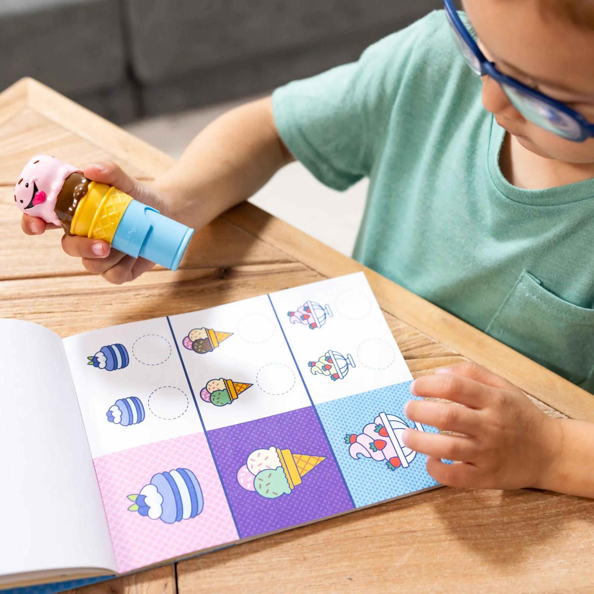 Melissa & Doug Naklejka WOW!™ 24-stronicowa podkładka do aktywności i stempel, 300 naklejek, sztuka i rzemiosło Fidget zabawka kolekcjonerska postać - lody - certyfikat FSC
