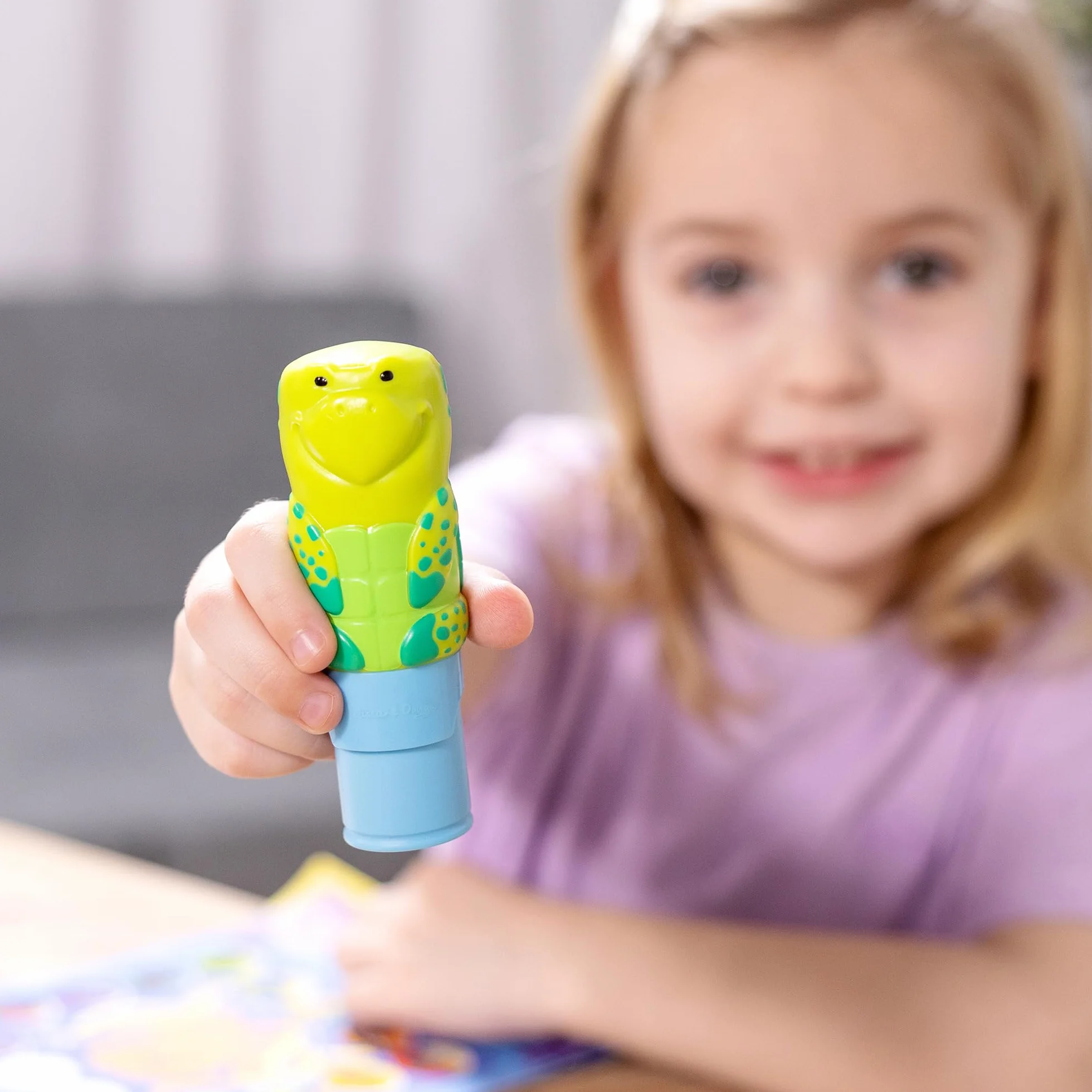 Melissa & Doug Naklejka WOW 24-stronicowa podkładka do aktywności i stempel 300 naklejek sztuka i rzemiosło żółw morski