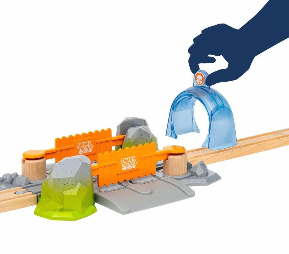 BRIO 33965 Smart Tech Sound Abenteuer-Bahnübergang - Kompatibel mit der Smart Tech Sound Reihe von BRIO - Interaktives Spielzeug empfohlen ab 3 Jahren