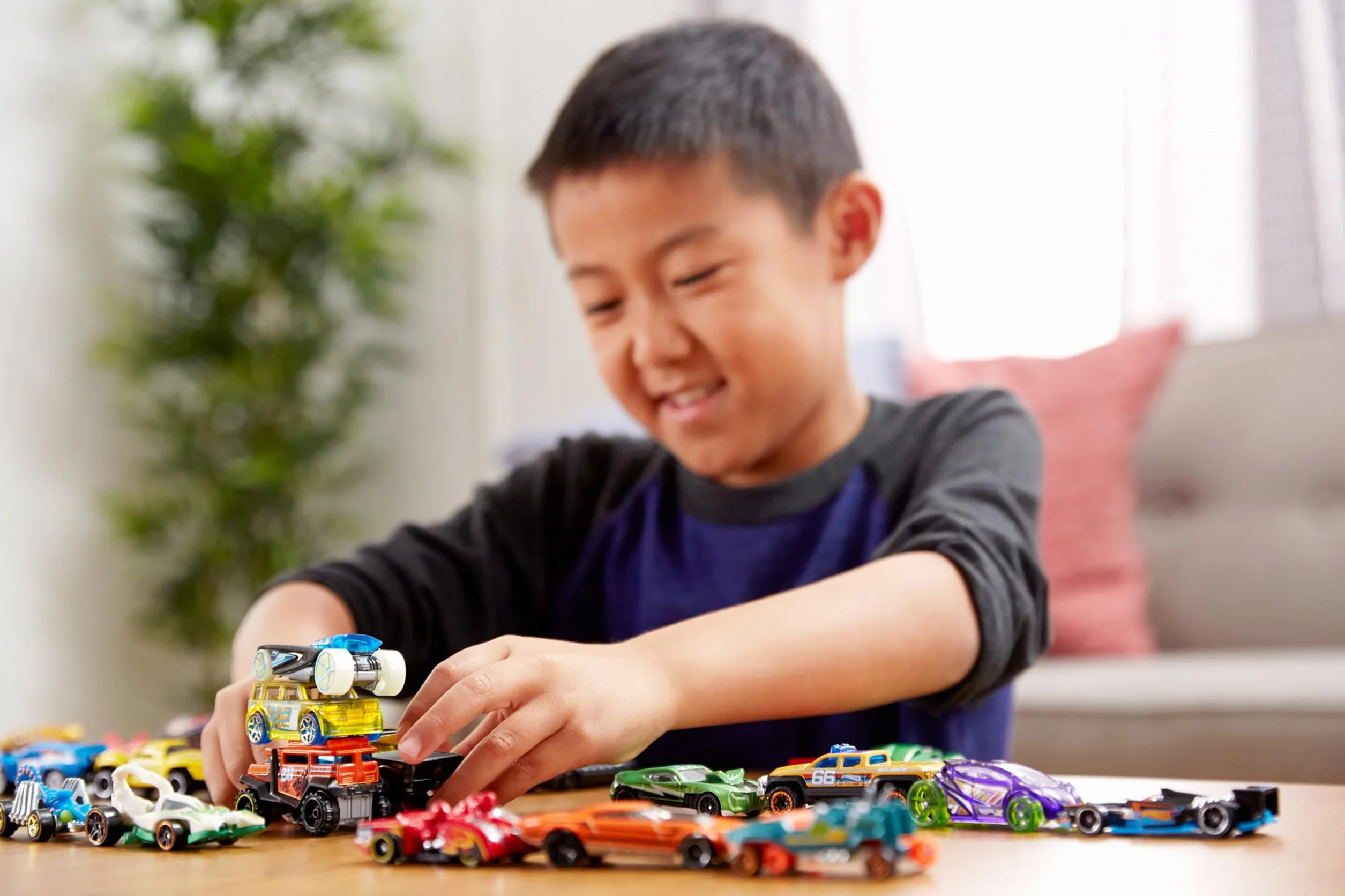 Hot Wheels Zestaw 8 podstawowych pojazdów w skali 1:64, w tym 1 wyjątkowy samochodzik, HPV78