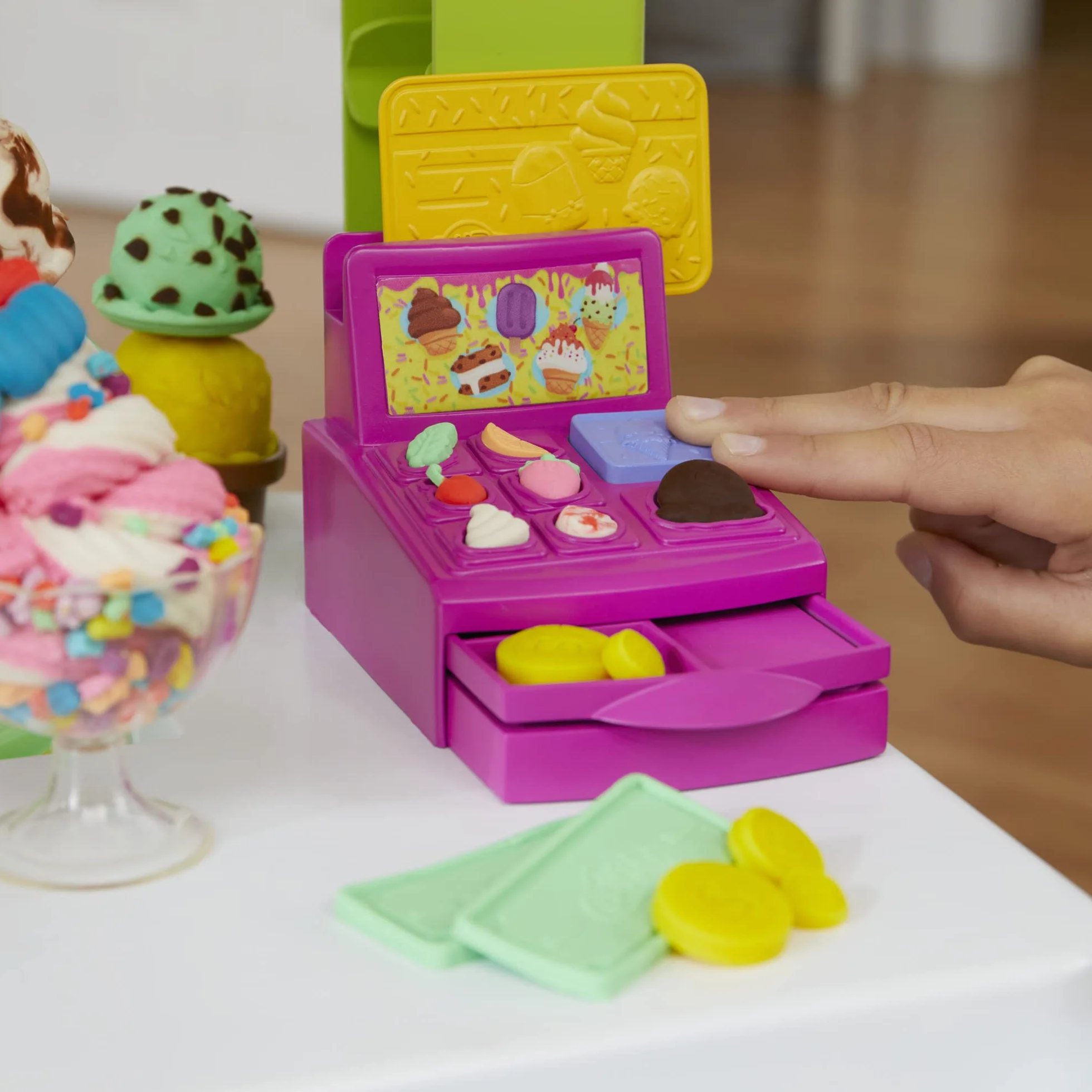 Zestaw do zabawy Play-Doh Kitchen Creations Najlepsza furgonetka z lodami z 27 akcesoriami, 12 pojemnikami z ciastoliną i realistycznymi dźwiękami