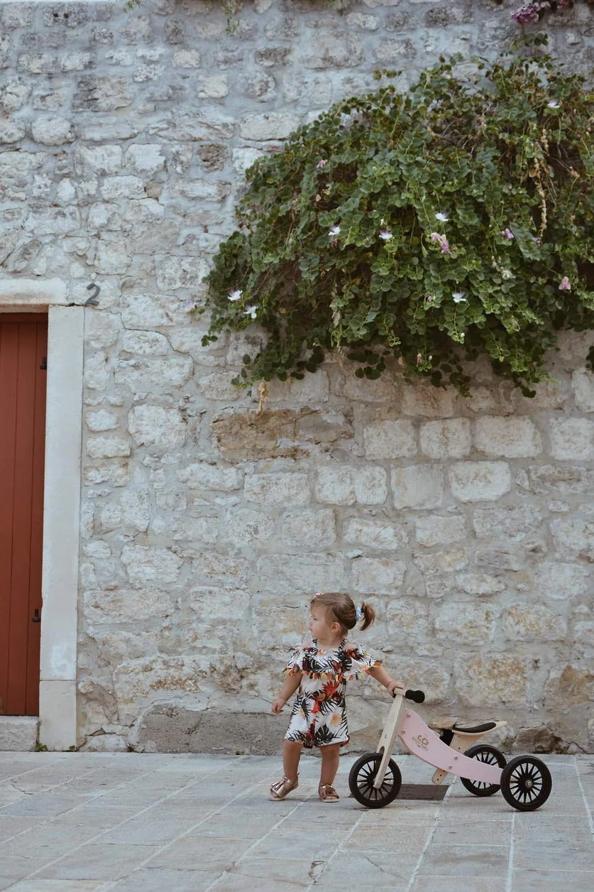Kinderfeets Tiny Tot Plus Rosa rower trójkołowy i rowerek biegowy 2 w 1 z drewna – od 1,5 roku
