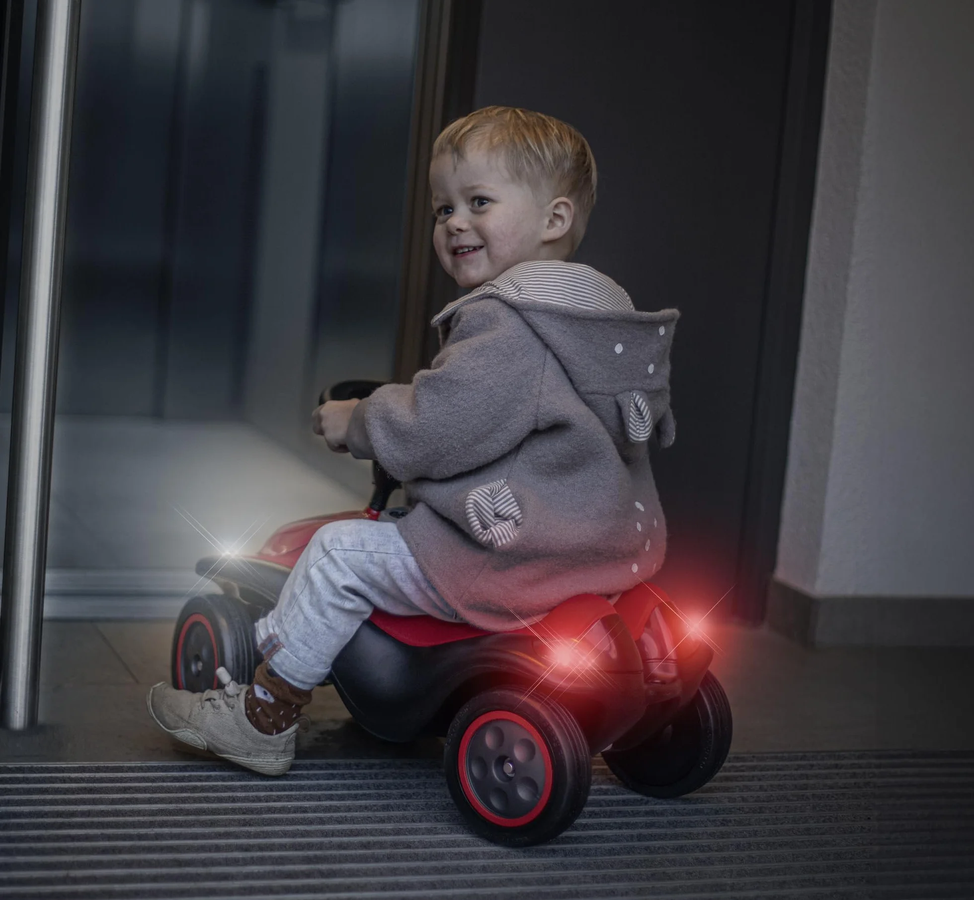Big Bobby Car Next 2.0 samochód poślizgowy od 1 roku życia z oświetleniem LED, miejscem do przechowywania, kierownicą dźwiękową, szeptami i nowymi funkcjami, pojazd dla dzieci w wieku od 1 do 5 lat