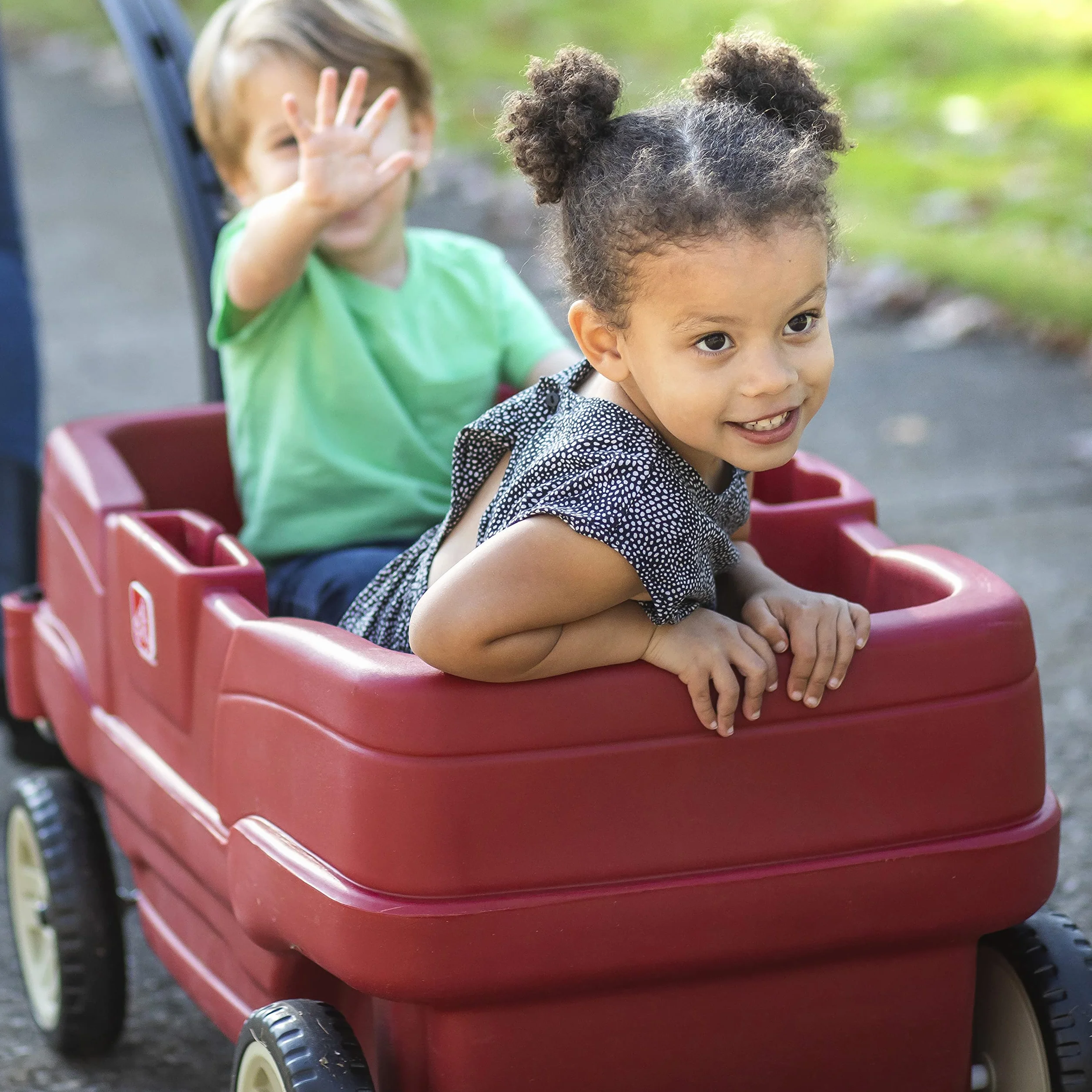 Step2 Wagon Neighborhood | Wagon zabawkowy | Czerwony wózek zabawkowy, 2-osobowy | Wygodny i bezpieczny z pasami bezpieczeństwa w zestawie | Łatwy do czyszczenia i przenoszenia