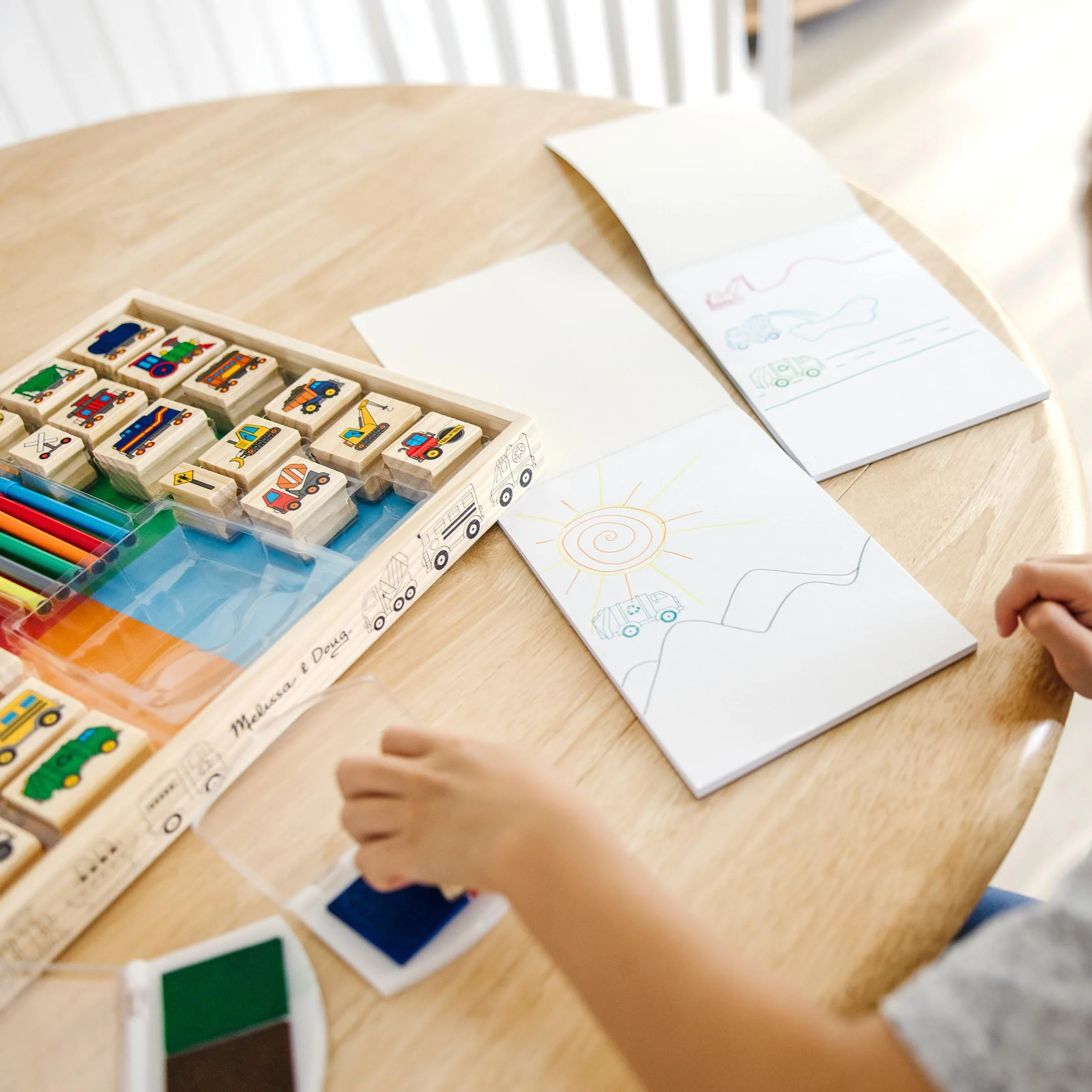 Melissa & Doug 41901 Zestaw drewnianych pieczątek Deluxe - Pojazdy | Sztuka i rzemiosło | 3+ | Prezent dla chłopca lub dziewczynki