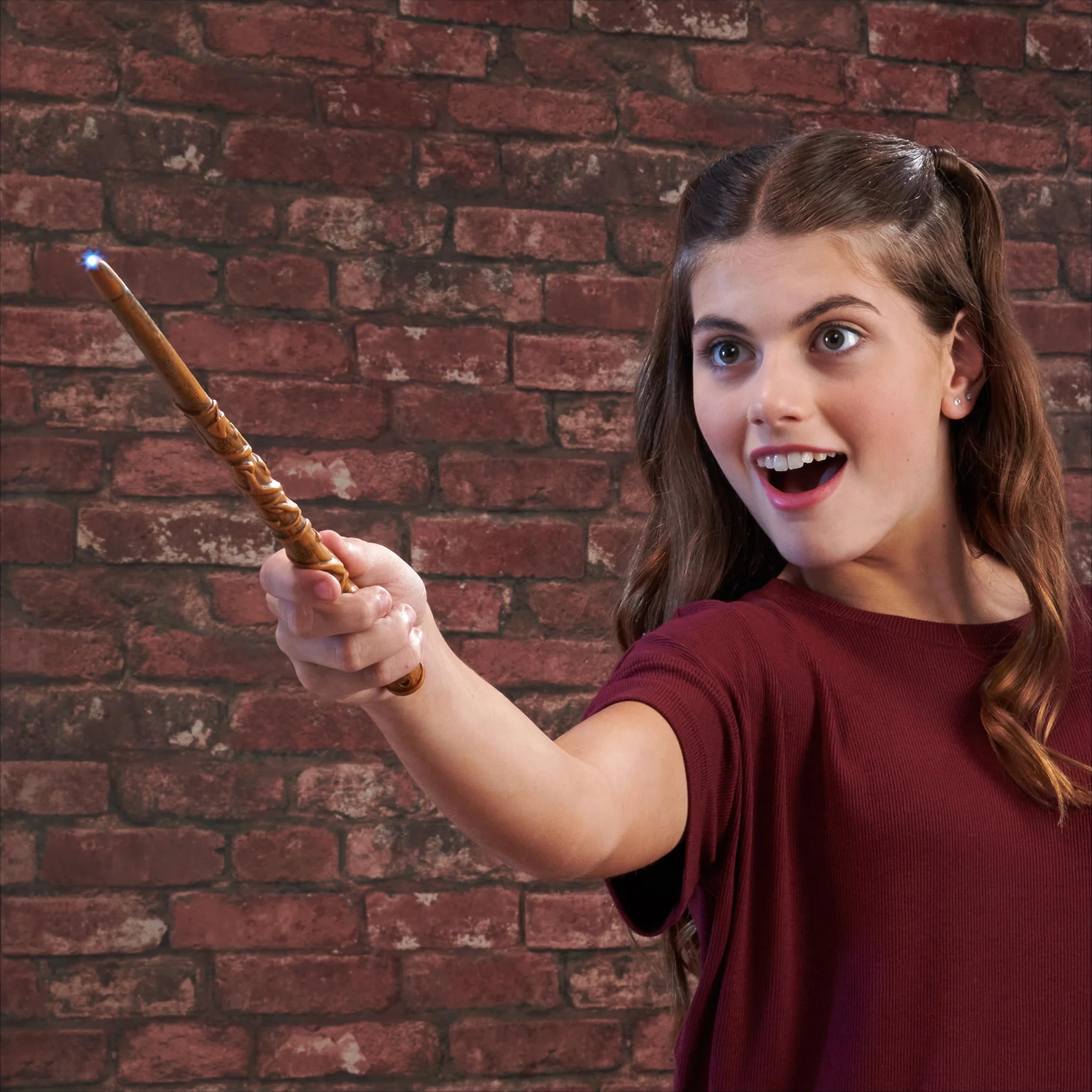 Wizarding World Harry Potter - świecąca różdżka Hermiony Granger z projekcją Patronusa, ok. 33 cm, zabawka dla dzieci od 6 lat, artykuł dla fanów