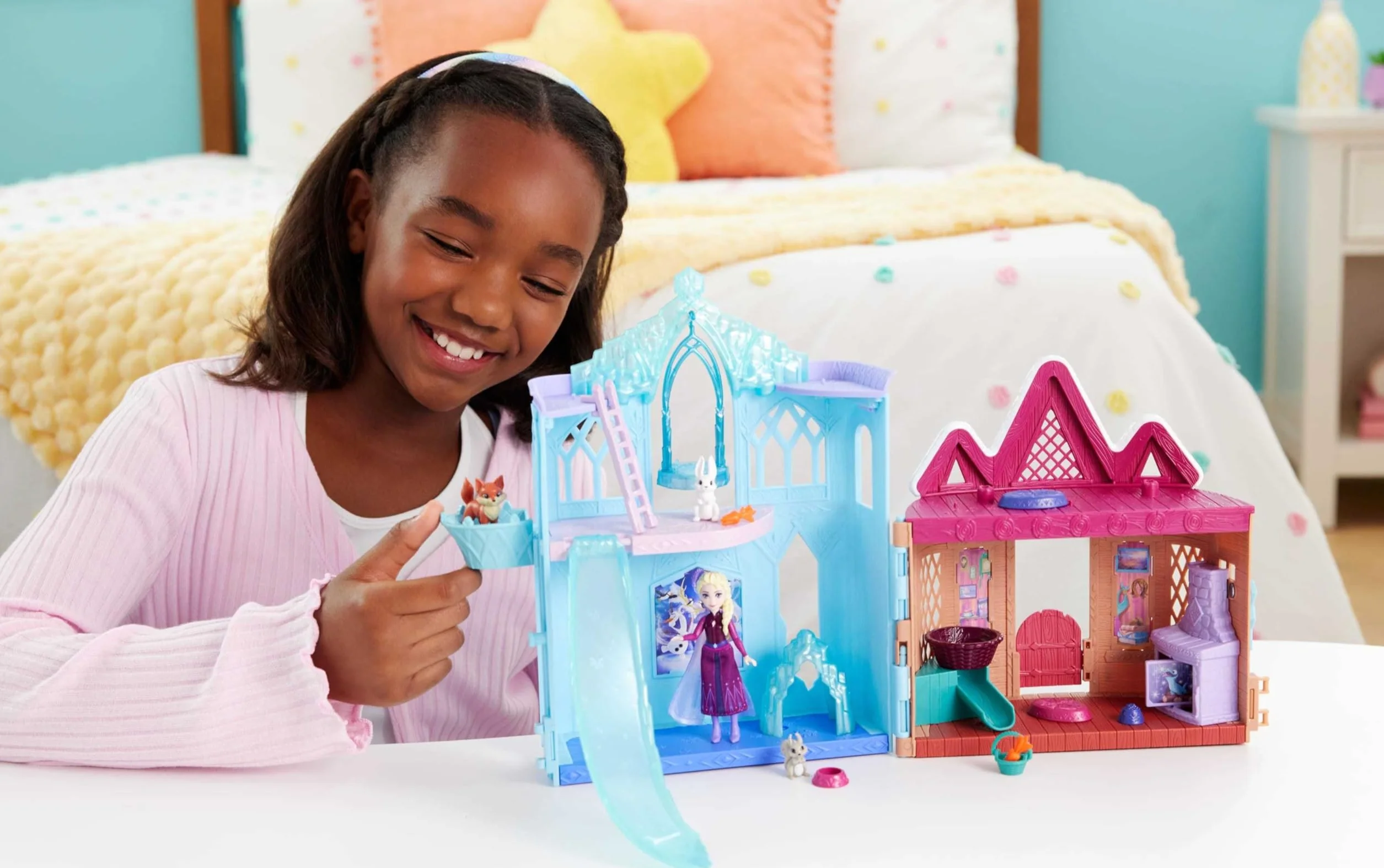 Mattel Disney Frozen Kraina Lodu Zimowy domek zwierzątek Zestaw domek dla lalek: 10 obszarów zabawy, 3 figurki zwierzątek, mała lalka Elsa, 8 akcesoriów, zabawka Storytime Stackers, JFG28