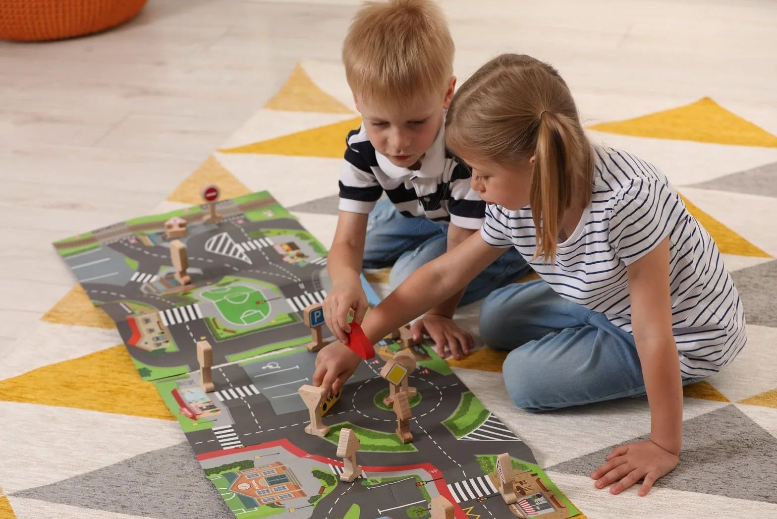 Drewniany zestaw do zabawy, znaki drogowe dla dzieci – 13 znaków drogowych, 2 drewniane samochody, 3 kartonowe drogi – zabawka edukacyjna do edukacji ruchu drogowego i budowy miasta – idealny