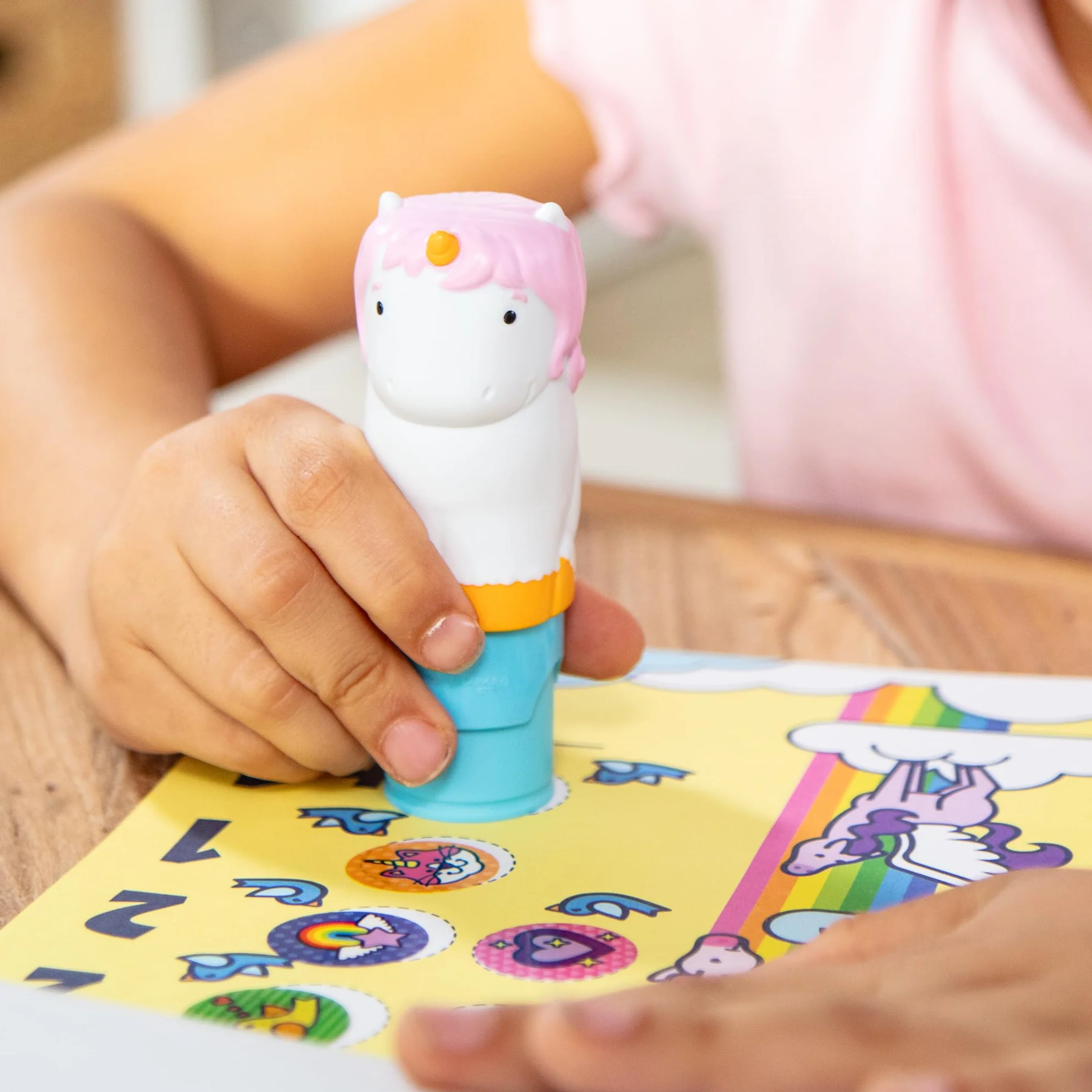 Melissa & Doug Naklejka WOW! 24-stronicowy znacznik naklejek i blok aktywności z 300 naklejkami - jednorożec, gra edukacyjna dla dzieci, 3 lata - certyfikat FSC