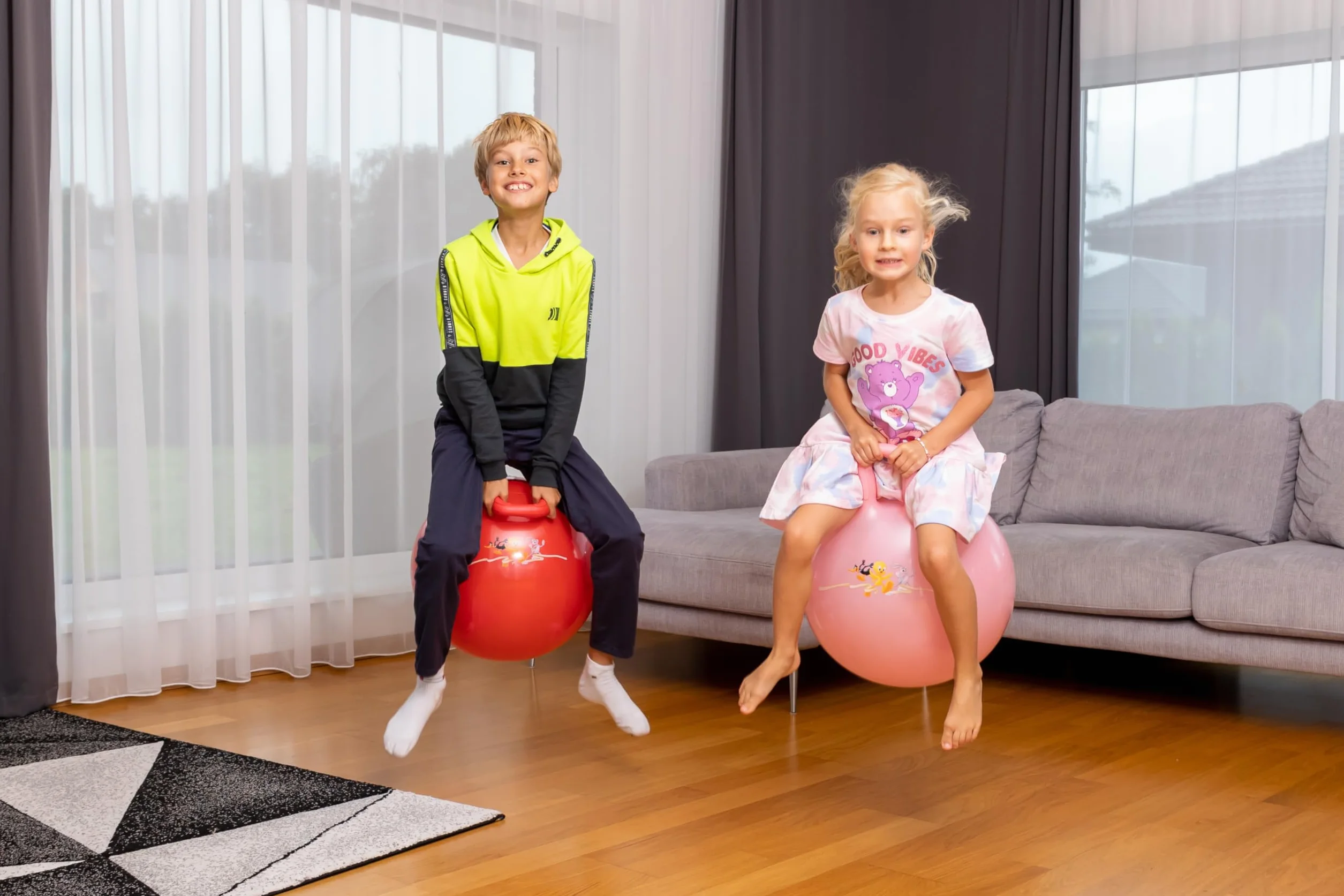 Looney Tunes Space Hopper Pink: Bouncing Fun for Kids - Durable and Safe Inflatable - Idealny do użytku wewnątrz i na zewnątrz dla aktywnych dzieci - oficjalnie licencjonowany Warner Bros