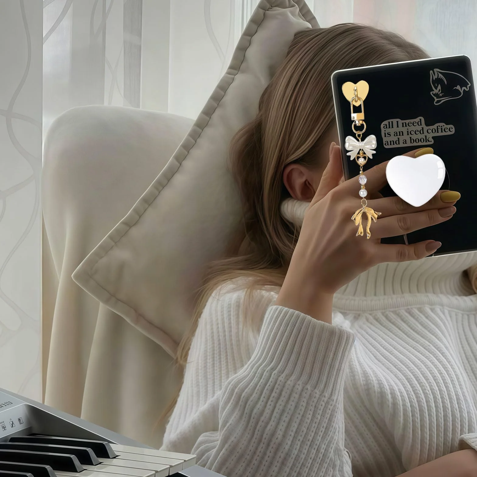 Zestaw białych charmsów dla Kindle, wraz z wtyczką chroniącą przed kurzem (typ C), uchwyt w kształcie serca i breloczkami do kluczy z haczykiem, kompatybilny z Kindle 11 i 12 generacji
