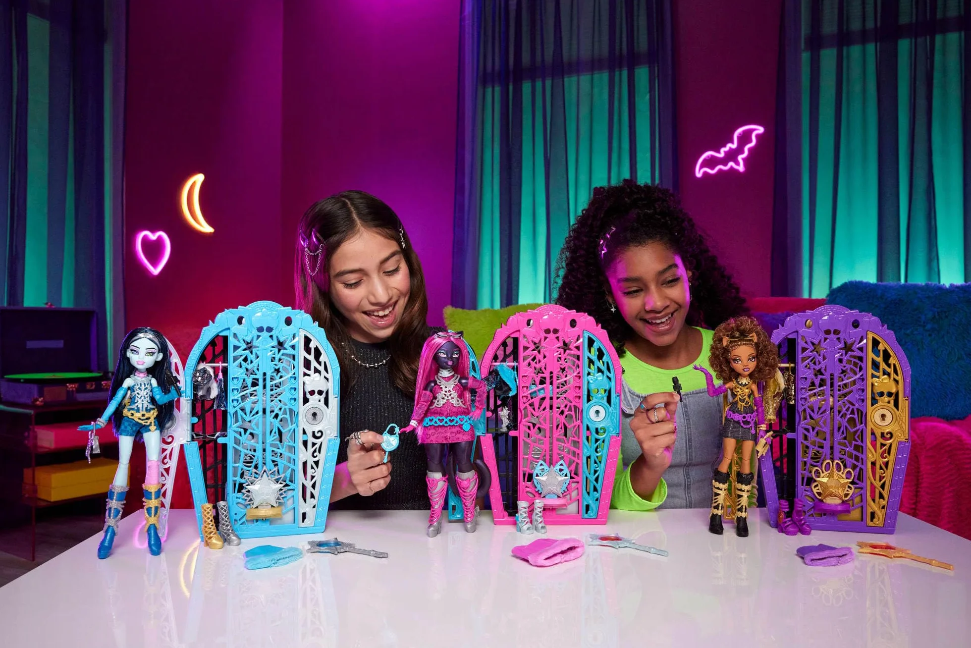 Monster High Straszysekrety Catty Noir Seria 6 Tajemnice Hollyduch Zestaw lalka, szafa i ponad 19 niespodzianek, w tym ubranka dla lalki i akcesoria, JBG82