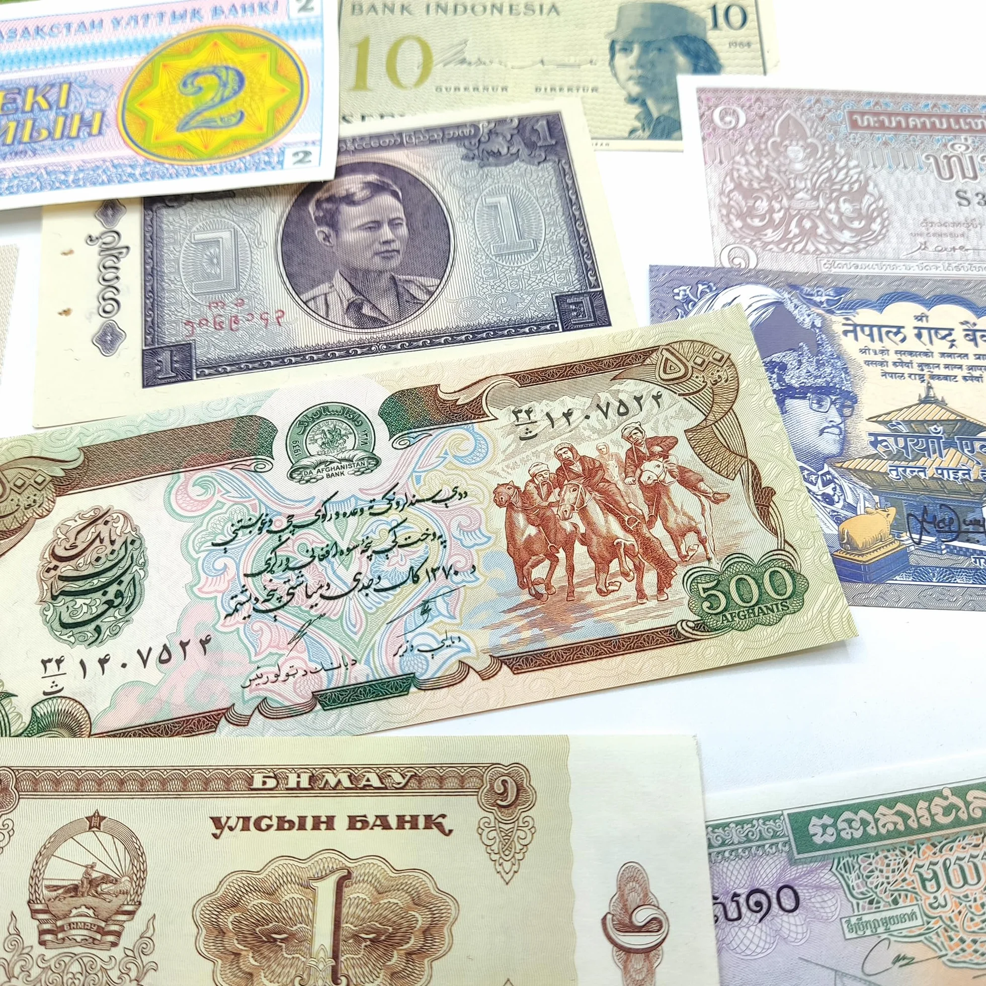 World Paper Money: 14 banknotów z Azji – podnieś swoją kolekcję walut obcych za pomocą starych banknotów i uzupełnij swój album przedmiotów kolekcjonerskich. Certyfikat autentyczności w zestawie.