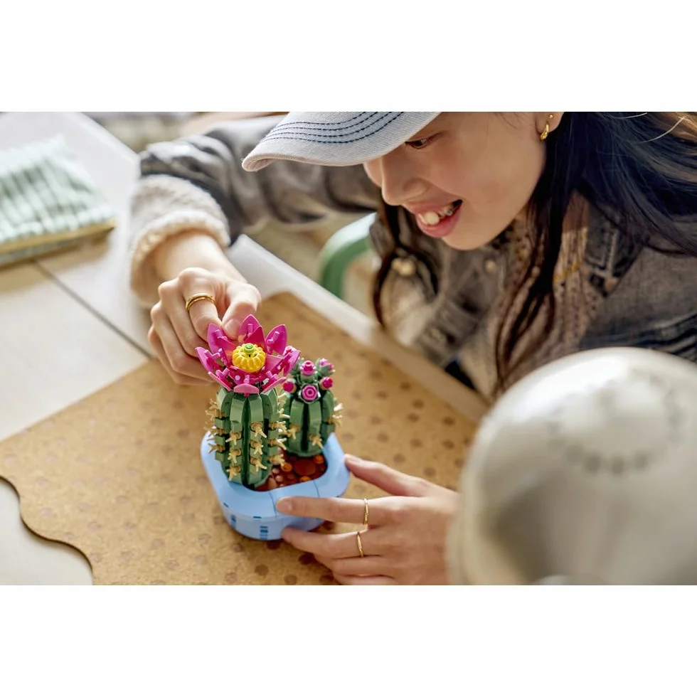 LEGO Botanicals Kwitnący kaktus, roślina ozdobna w doniczce do zbudowania, zestaw klocków dla dzieci, pomysł na prezent dla dziewczynek od 9 lat, chłopców i miłośników sztucznych kwiatów 11509