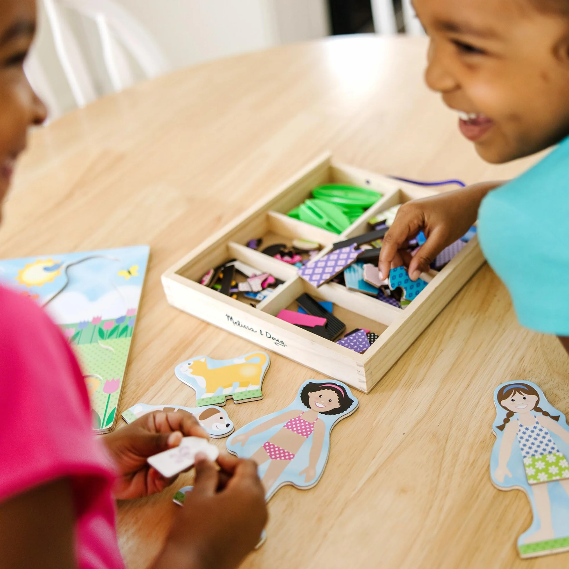 Melissa & Doug Magnetyczne Przebieranki Drewniane Laleczki Zestaw 78 Elementów
