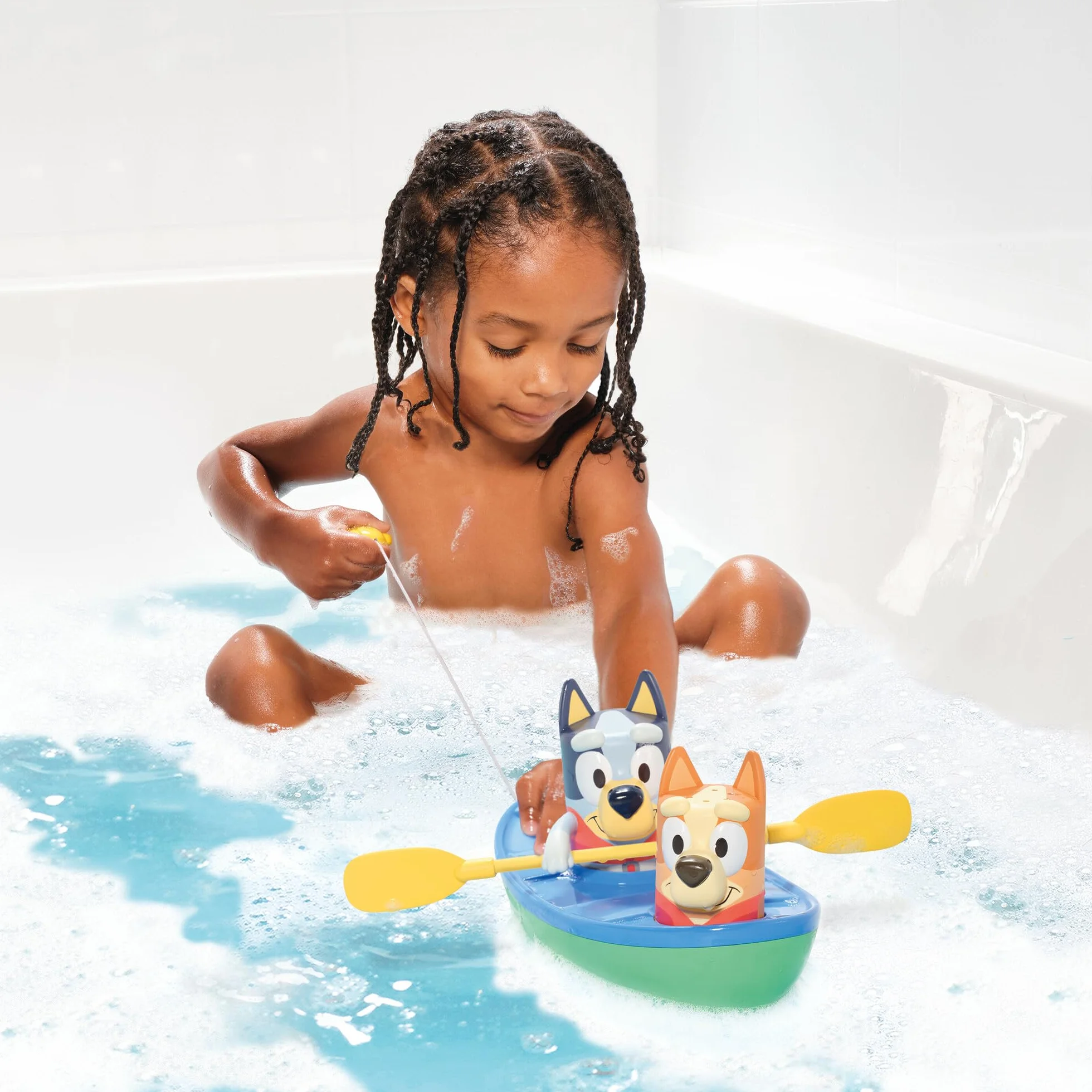 TOMY Toomies Bluey Pull and Go Canoe zabawka do kąpieli dla dzieci od 18 miesięcy