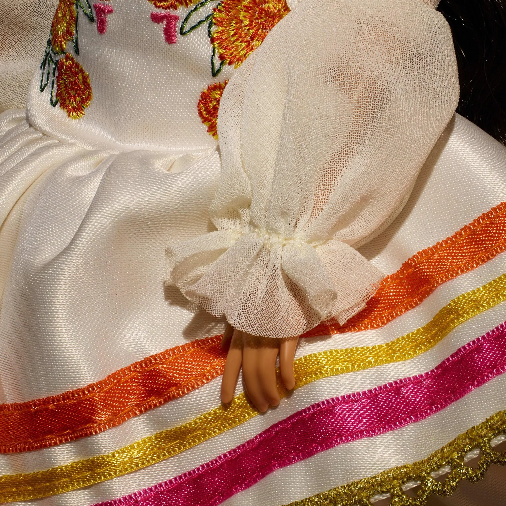 Barbie Signature Lalka Día De Muertos 2025 Kolekcjonerska lalka, kremowa suknia z detalami takimi jak falbanki, aksamitki i naszyte wstążki, kwiatowa korona i charakterystyczny makijaż czaszki, JBJ05