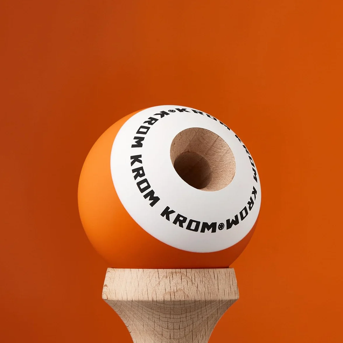 Zabawka KROM Kendama - Pomarańczowy POP - Zwiększone zdolności poznawcze - Poprawia równowagę, refleksy i kreatywność - zaprojektowany przez profesjonalistów dla początkujących i ekspertów.
