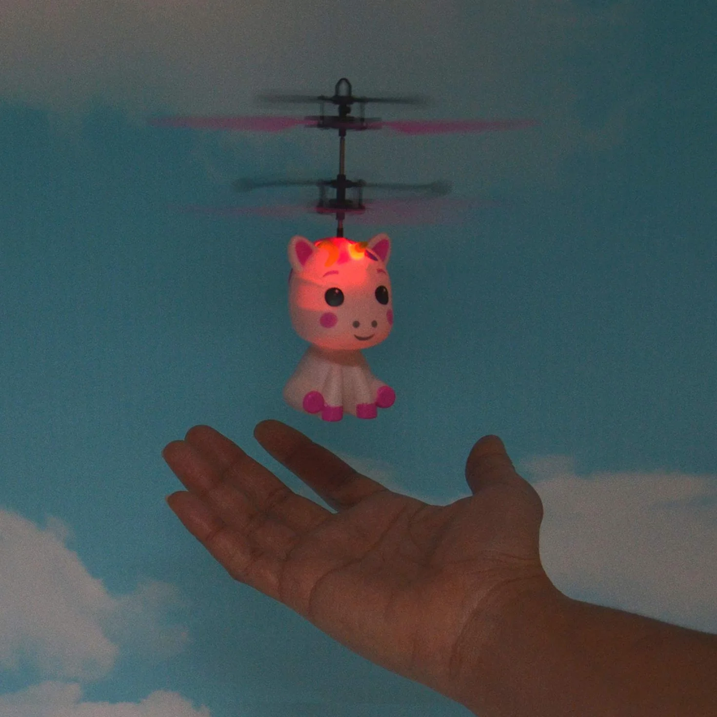 Kögler 54517 Mini ulotka jednorożca z pilotem i kablem USB, latający jednorożec z efektem LED i śmigłem, sterowana ręcznie, dziewczynka od 6 lat