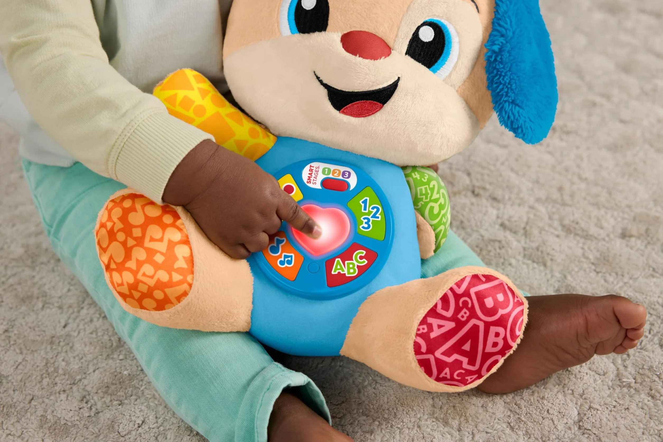 Fisher-Price Ucz się i śmiej! Szczeniaczek Uczniaczek - Poziomy nauki - Edukacyjna interaktywna zabawka, wersja wielojęzykowa: polski; węgierski; czeski; słowacki; angielski, piesek przytulanka, JFD27
