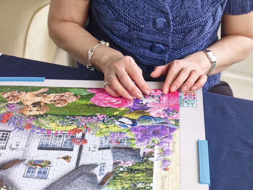 Ravensburger - Zubehör für Kinder- und Erwachsenenpuzzles 17971 - Faltbare Puzzleschale aus Pappe - Befestigungsklammern - Für Puzzles bis 1000 Teile - Zusammenbauen, Zusammenbauen, Aufbewahren