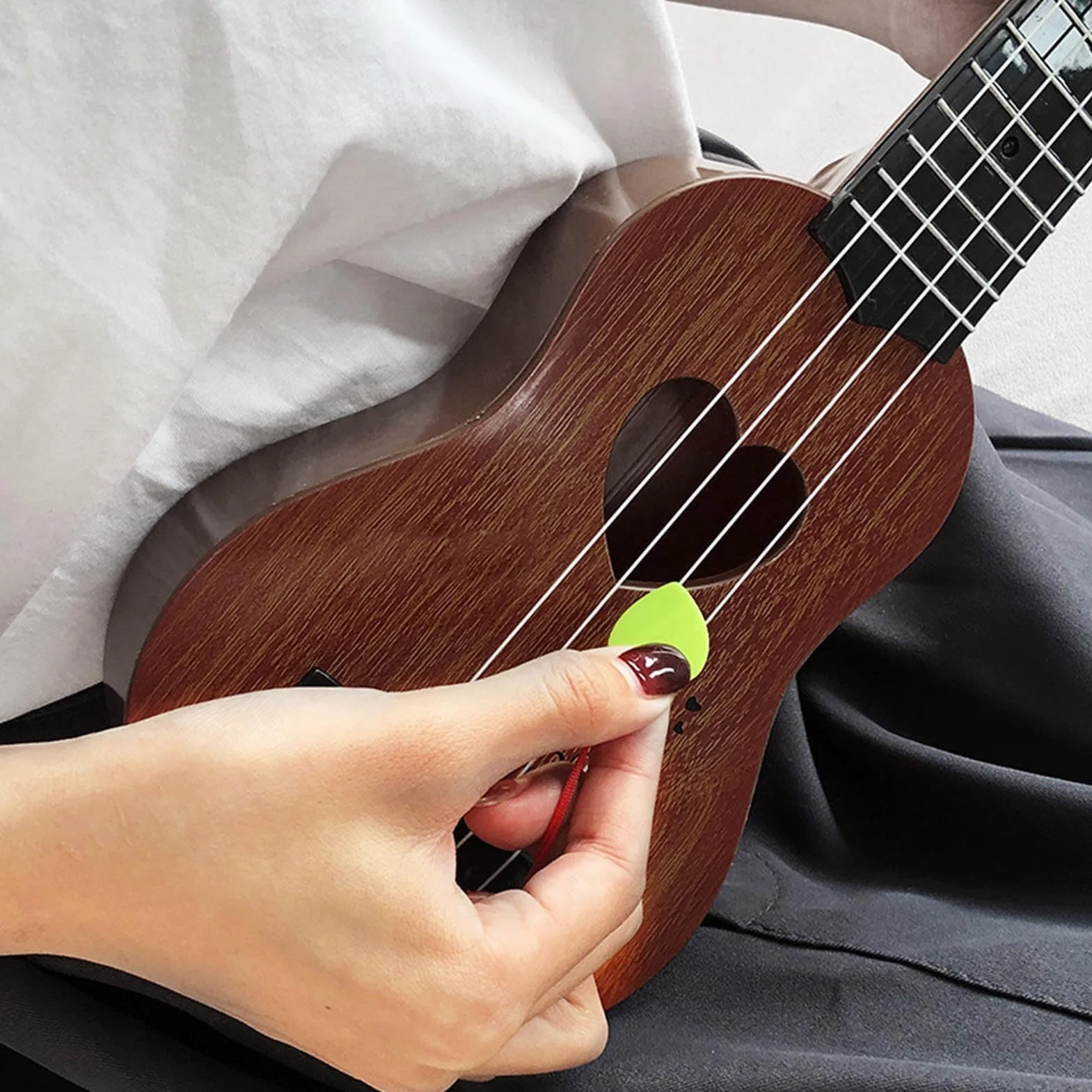 Sxhlseller Miniaturowa Grywalna Plastikowa Zabawka Ukulele dla Dzieci i Początkujących, Instrument Muzyczny do Wczesnej Edukacji dla Dzieci, Lekki i Wytrzymały Mały Ukulele dla Przedszkolaków