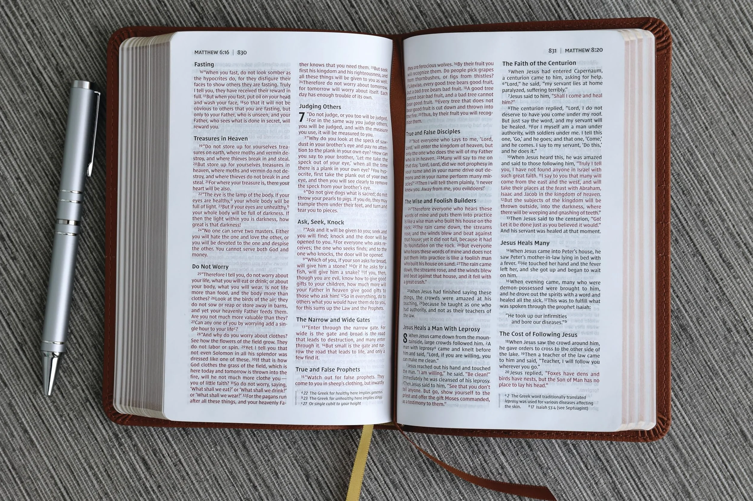 Niv, Thinline Bible, Compact, Leathersoft, Brown, Red Letter, Comfort Print: New International Version, Brown, Leathersoft, Thinline, Red Letter, Comfort Print