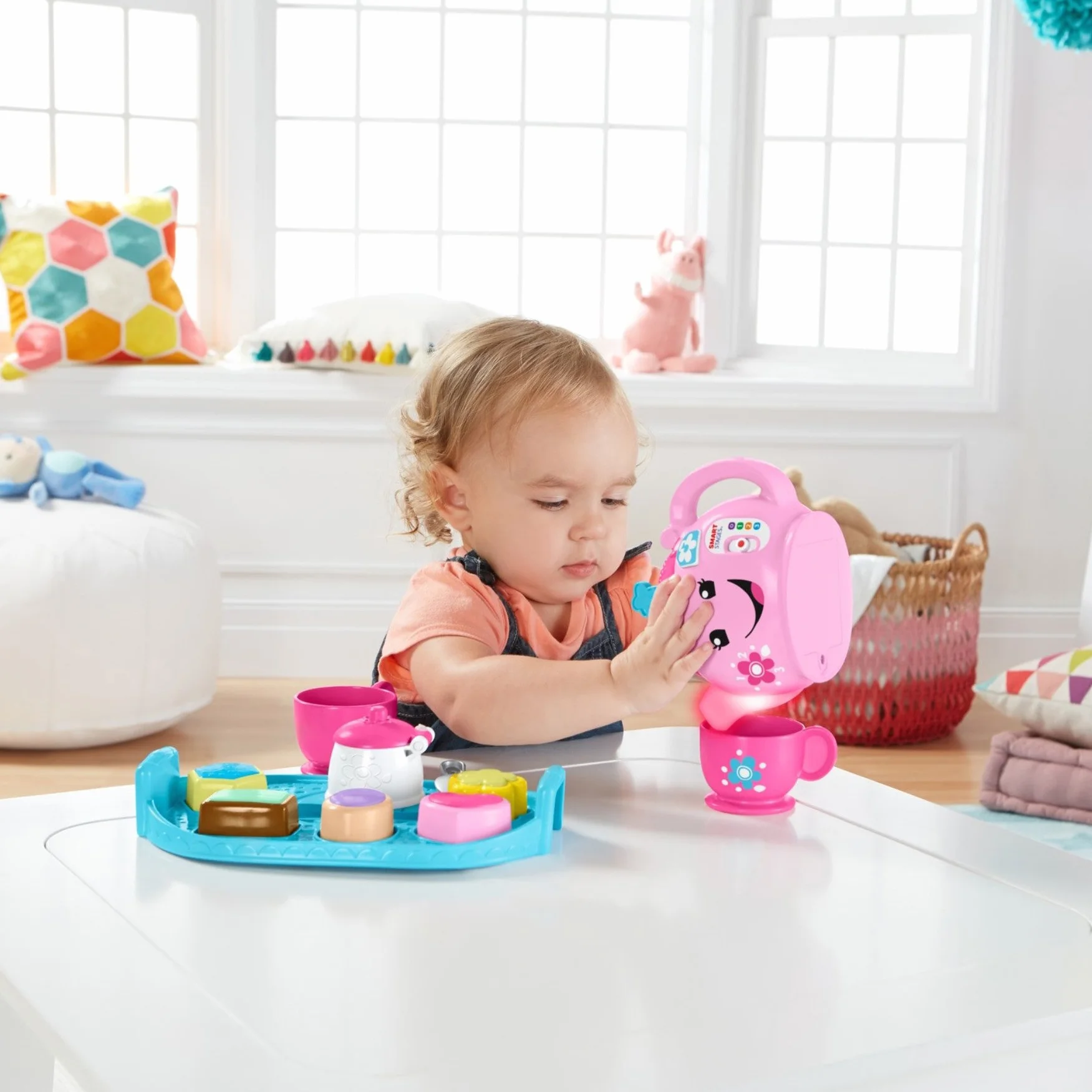 Fisher-Price Zestaw do herbaty Laugh & Learn Sweet Manners, zabawka do wczesnego rozwoju i aktywności, uczy dobrych manier, dzielenia się i nie tylko, w wieku 18-36 miesięcy, DYM76
