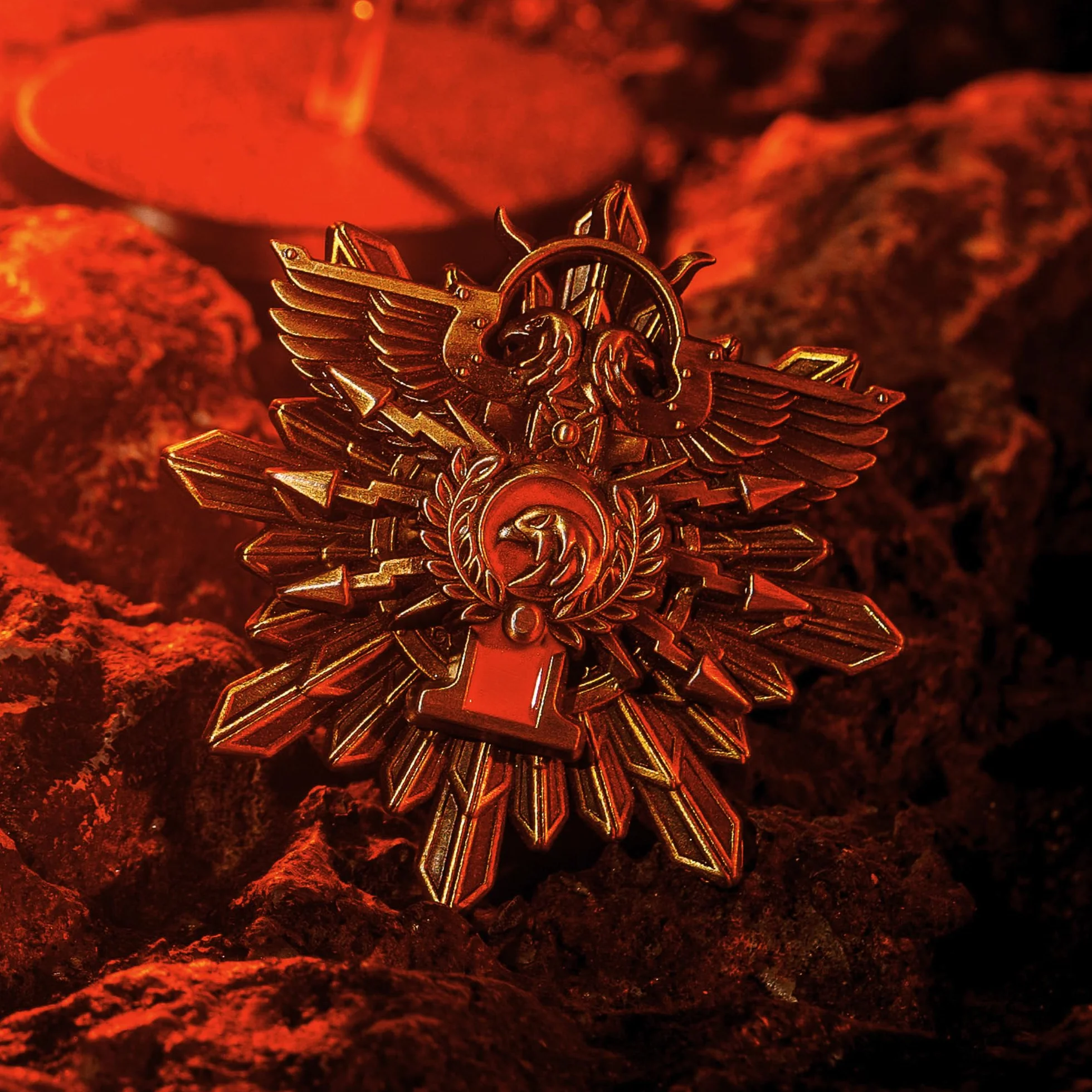 Starforged Brosche Mark of the Ten Thousand Golden Legion Adeptus Custudes Warhammer 40K Merchandise Pin Badge, Złoty