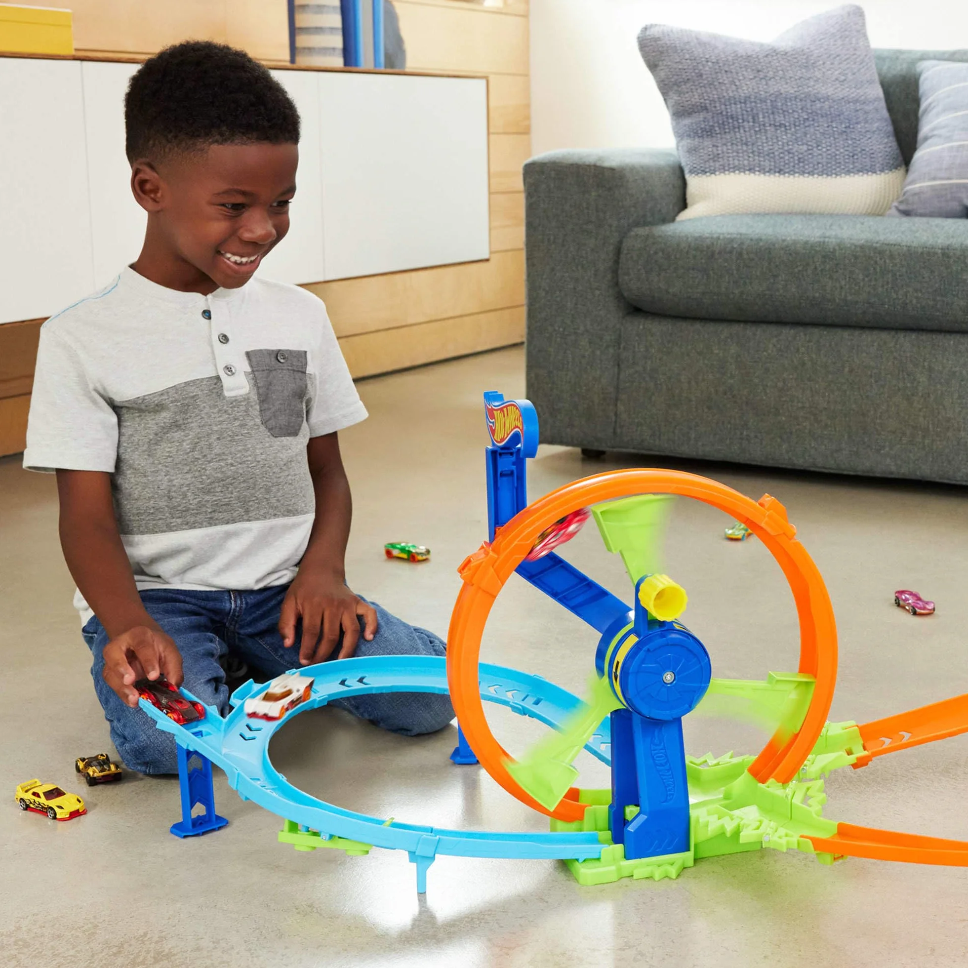 Hot Wheels Stunt Tracks Wyścigowa Turbo Pętla Zestaw do zabawy, samochodowy tor wyścigowy w kształcie ósemki, przyspieszacz, strefa kraks i metalowy samochodzik w skali 1:64, zabawka dla dzieci 4+