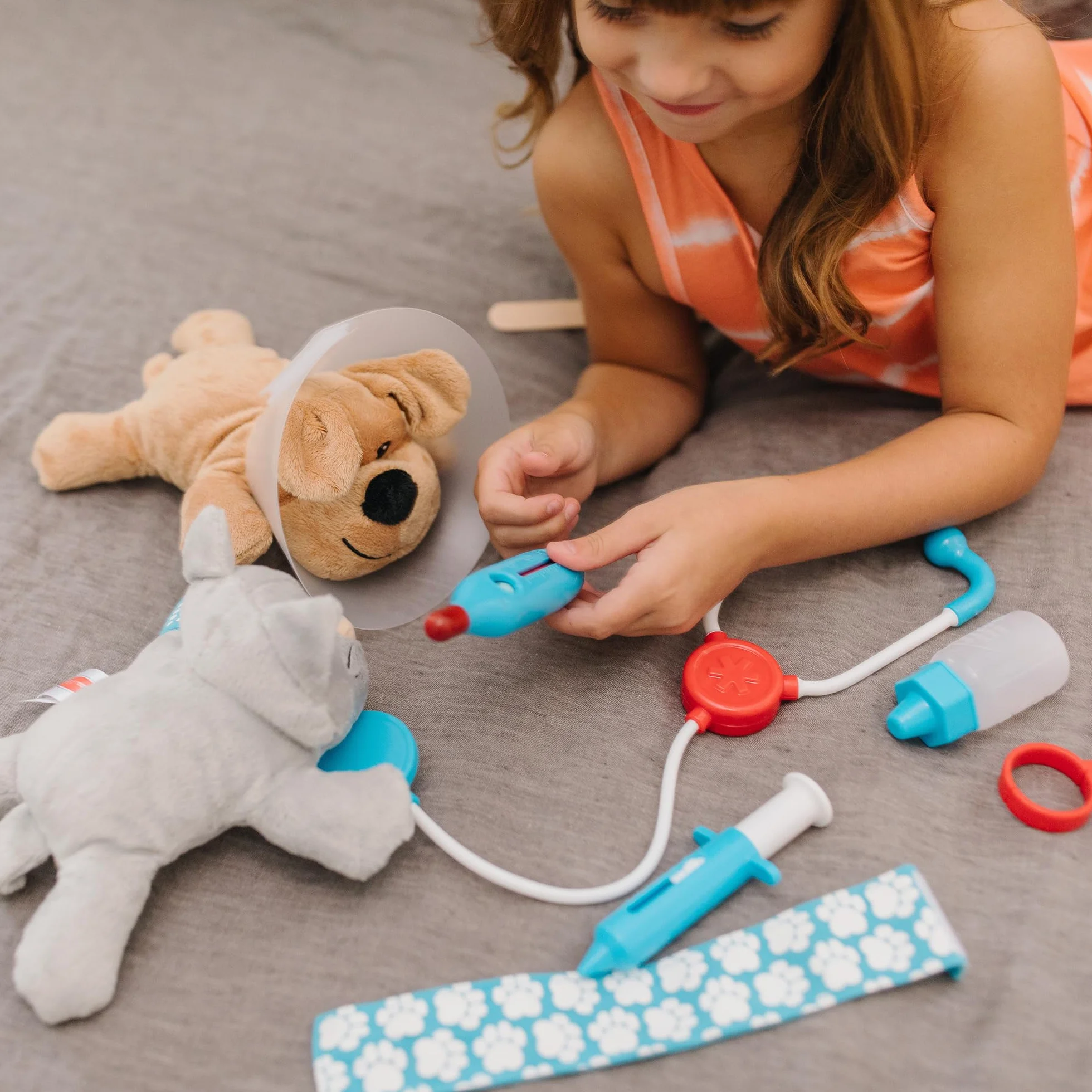 Melissa & Doug Pet Vet Zestaw do zabawy w weterynarza dla dzieci, Zabawa w udawanie, Zestaw do zabawy z pluszowymi zabawkami, 3+, Zabawa kreatywna, Prezent dla chłopca lub dziewczynki