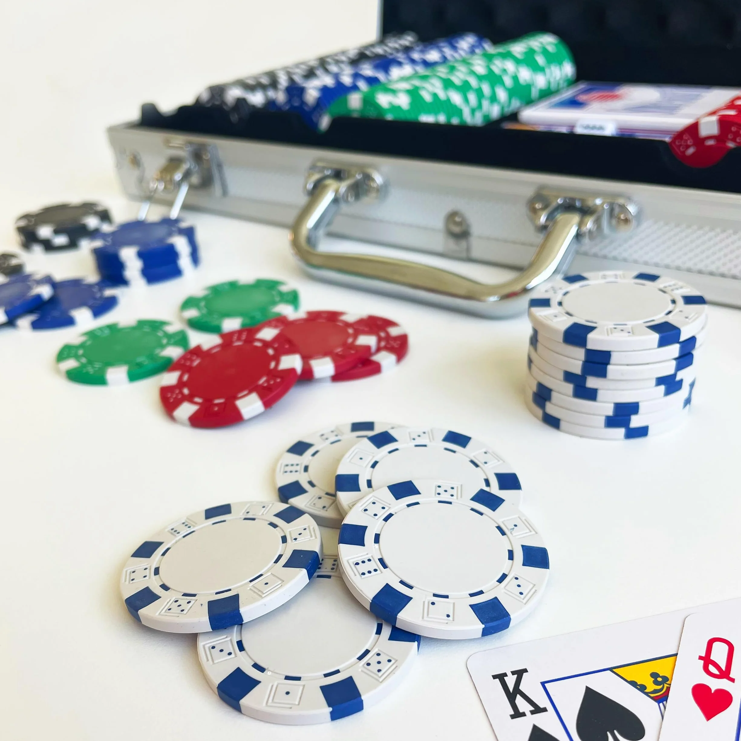 Goliath Classics 300 szt. Poker Chip Set w aluminiowej walizce