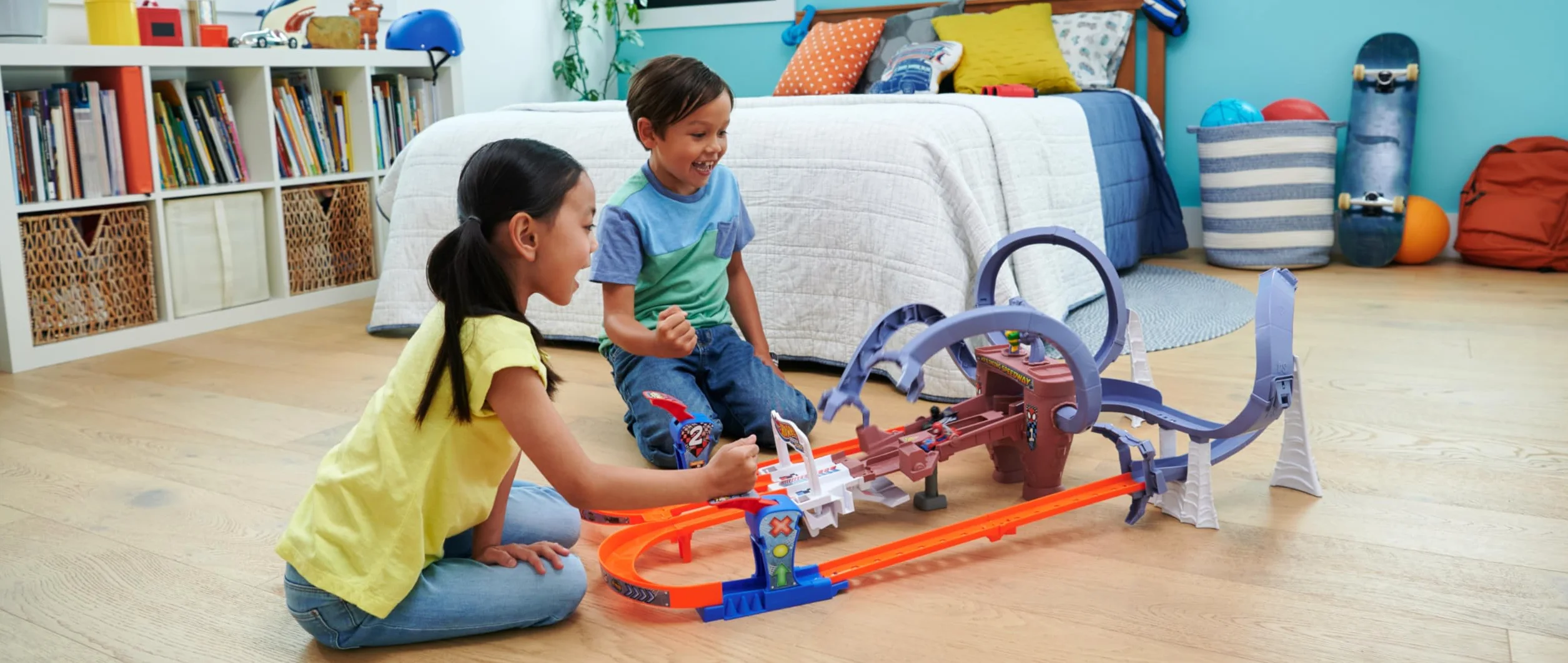 HOT WHEELS RaceVerse Spider-Mans tor wyścigowy z wirówką, 1 x Spider-Gwen i 1 x pojazd Spiderman Die-Cast, szybki start, dla dzieci od 4 lat, HPL34
